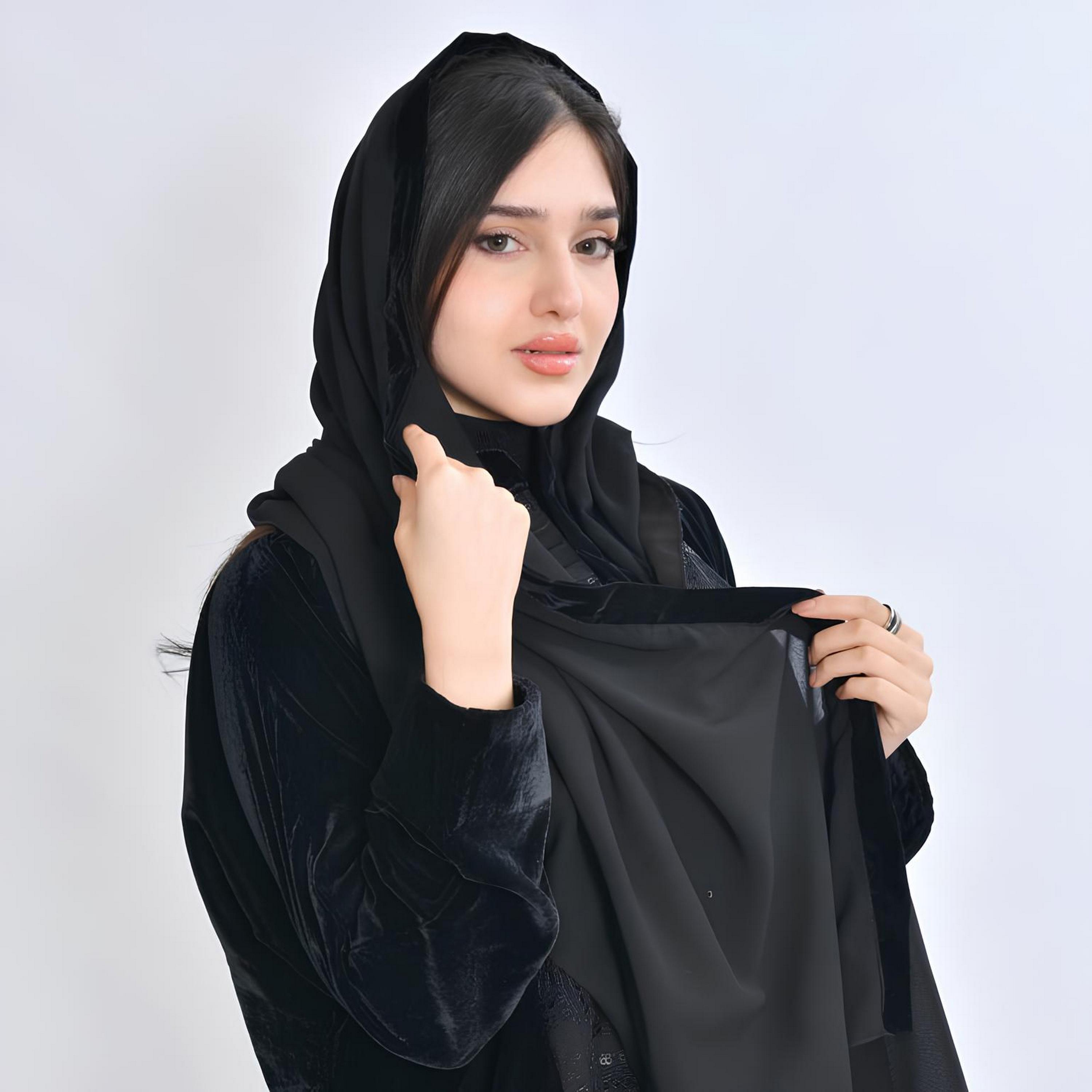 عباية قطن "فيلفيت" مطرزة ومزينة بالترتر "سيكويند" مع حجاب نسائية - أسود من أويا عباية-women-arabicclothing-abayas-image-4