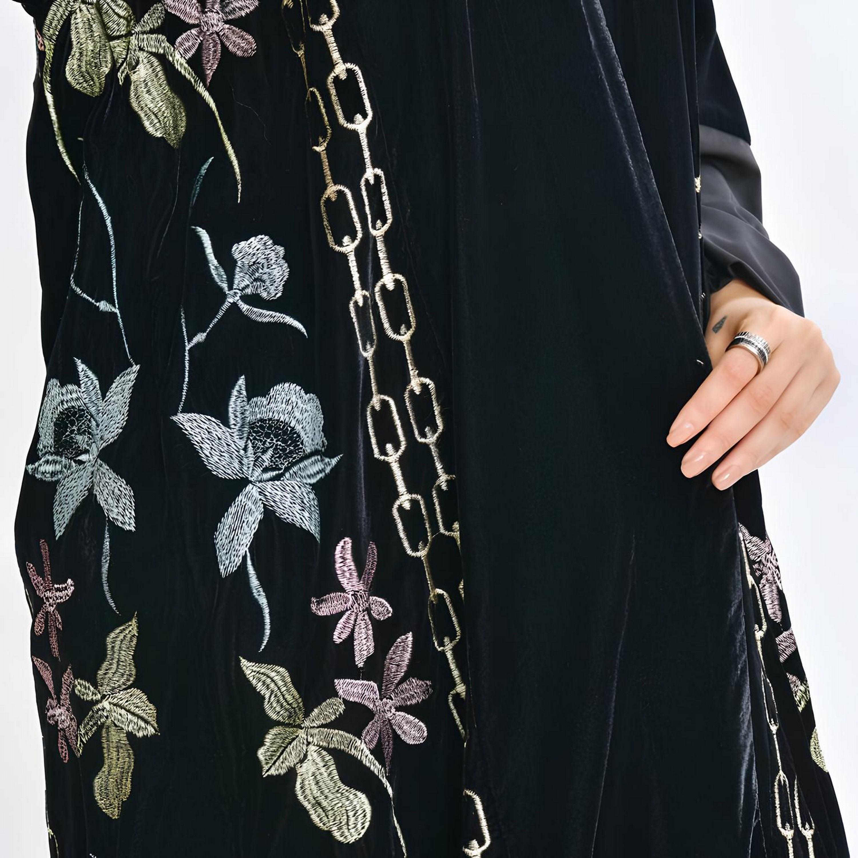 عباية سهرة بقصة "كلوش" كتان بتطريز "فلورال" مع حجاب نسائية - أسود من أويا عباية-women-arabicclothing-abayas-image-4
