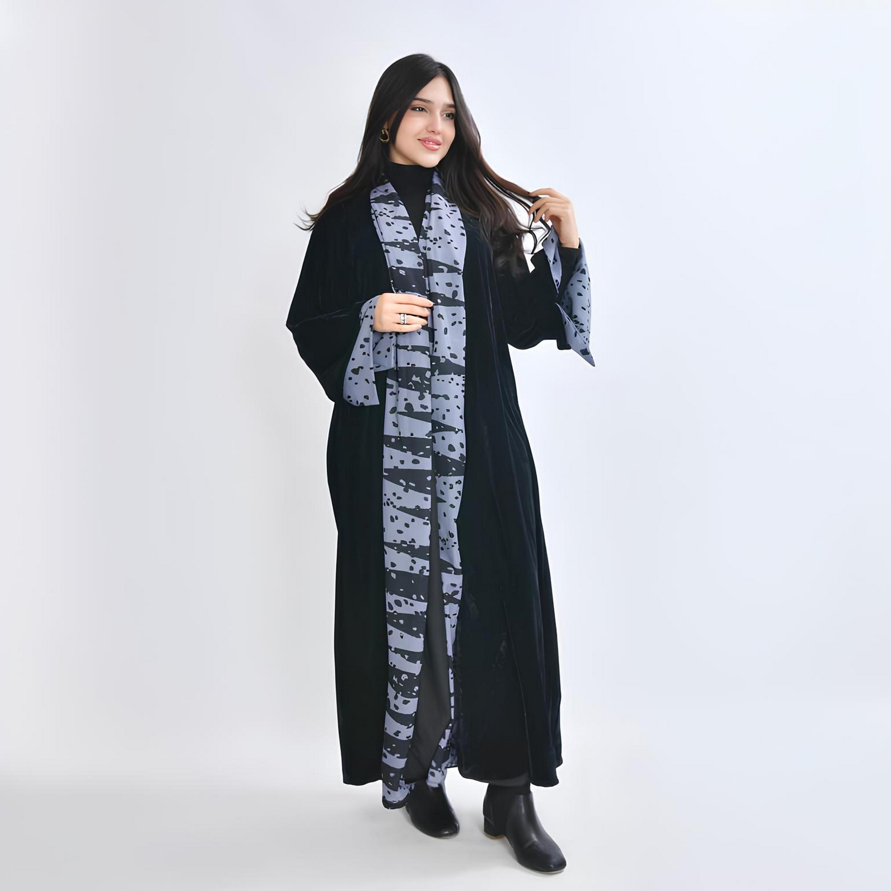 عباية "فيلفيت" بأكمام واسعة وطبعة "أبستراكت" نسائية - رمادي من أويا عباية-women-arabicclothing-abayas-image-1