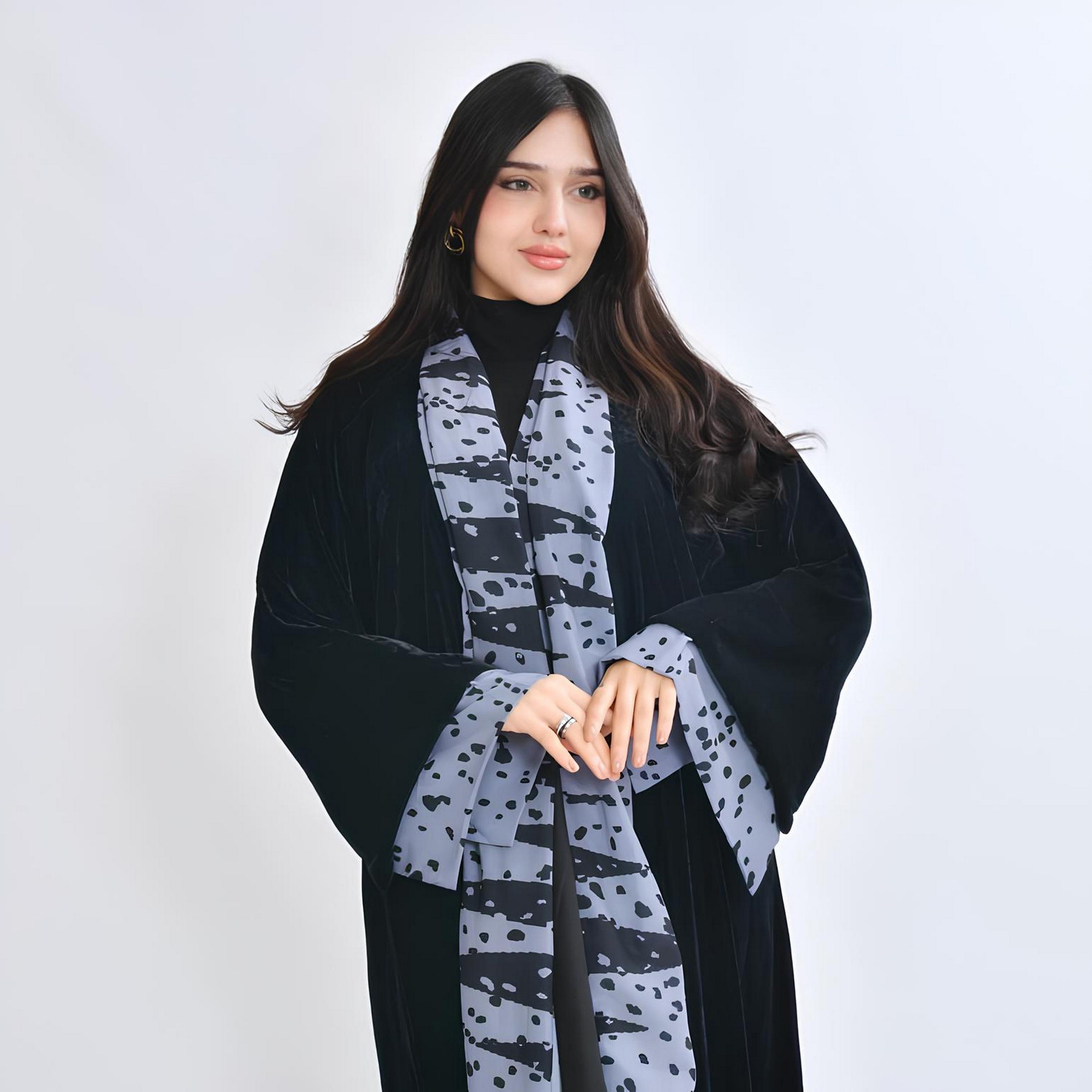 عباية "فيلفيت" بأكمام واسعة وطبعة "أبستراكت" نسائية - رمادي من أويا عباية-women-arabicclothing-abayas-image-2