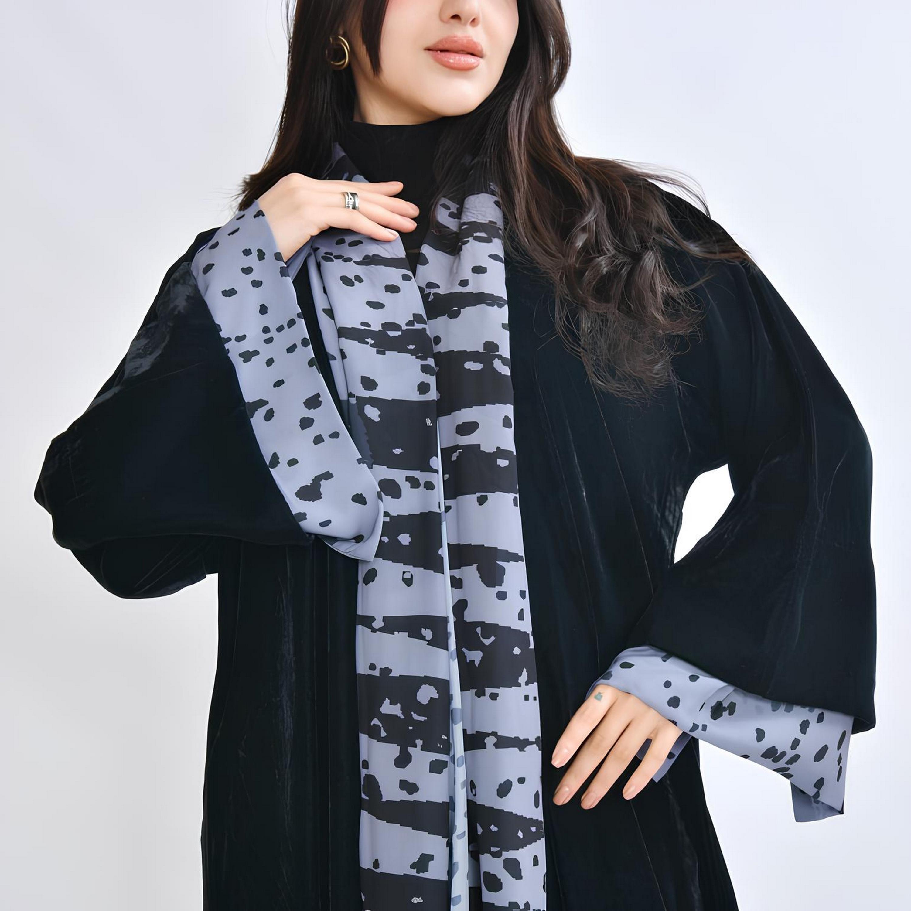 عباية "فيلفيت" بأكمام واسعة وطبعة "أبستراكت" نسائية - رمادي من أويا عباية-women-arabicclothing-abayas-image-3