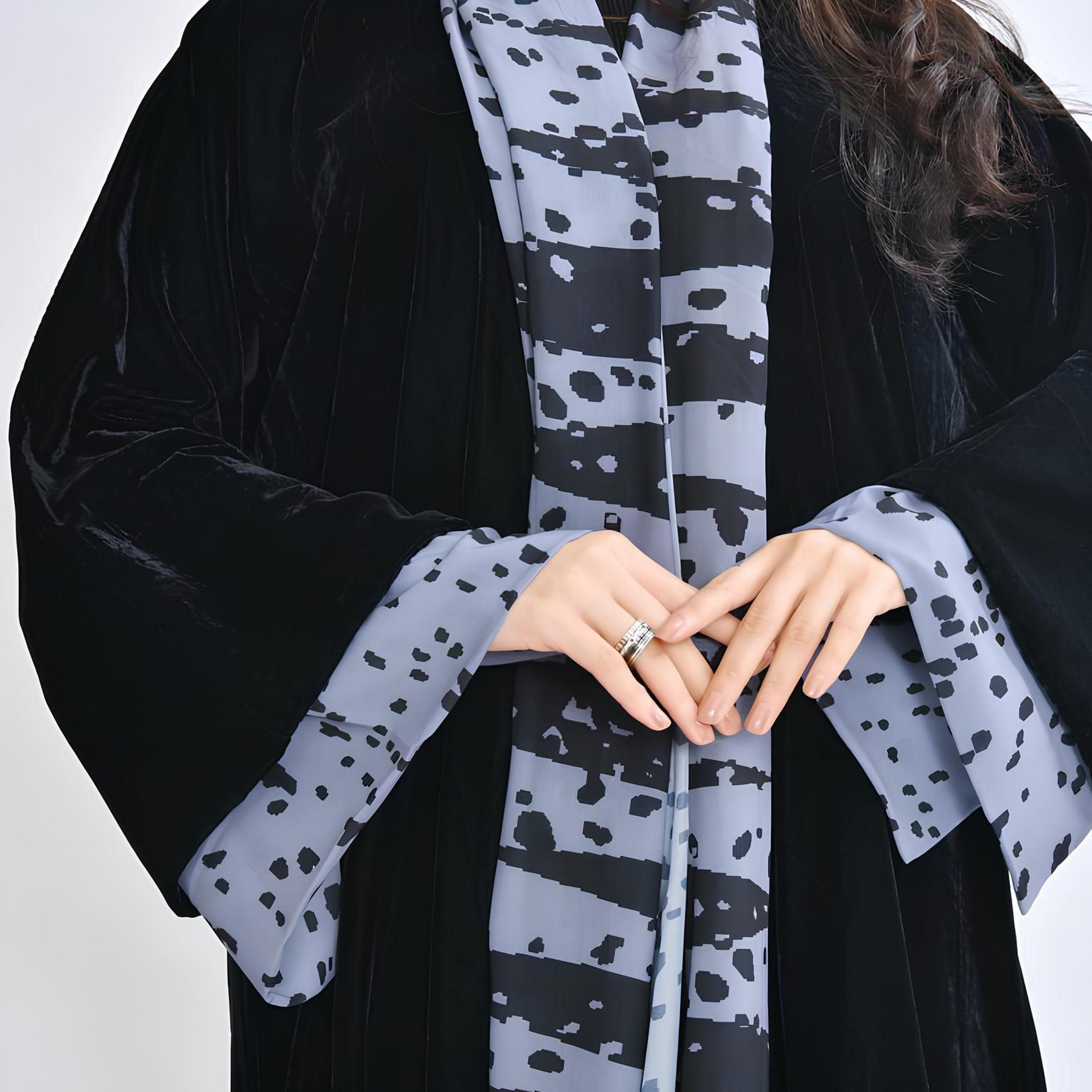 عباية "فيلفيت" بأكمام واسعة وطبعة "أبستراكت" نسائية - رمادي من أويا عباية-women-arabicclothing-abayas-image-4