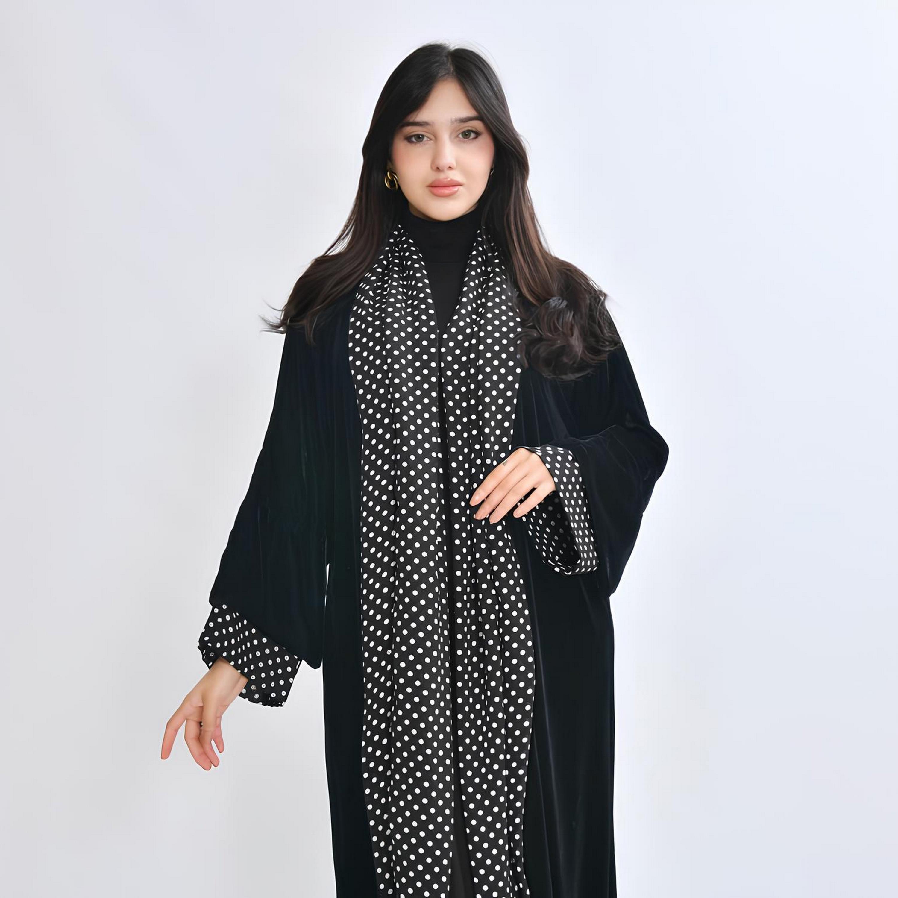 عباية "فيلفيت" بأكمام واسعة ونقشة "بولكا دوت" نسائية - أسود من أويا عباية-women-arabicclothing-abayas-image-2