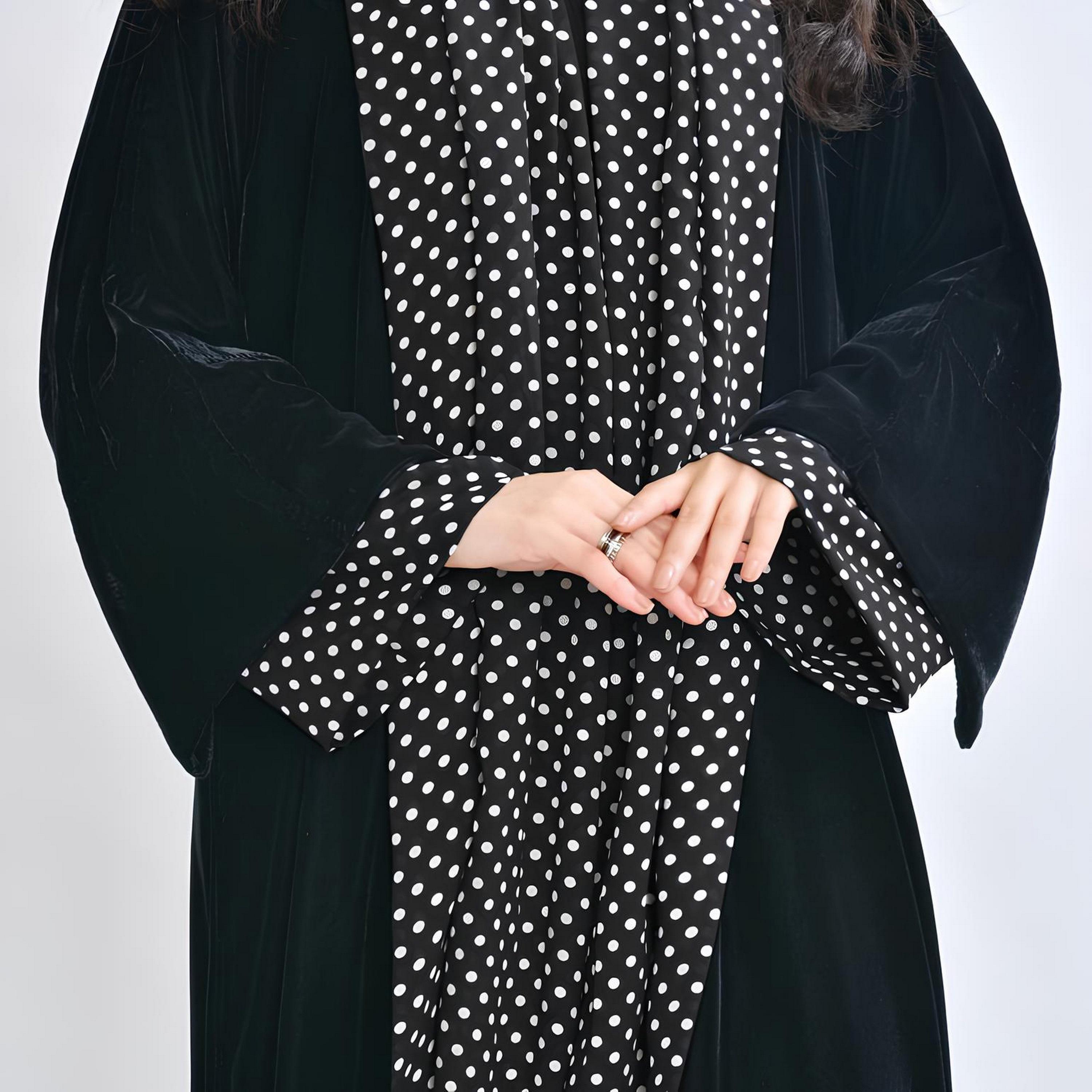 عباية "فيلفيت" بأكمام واسعة ونقشة "بولكا دوت" نسائية - أسود من أويا عباية-women-arabicclothing-abayas-image-3