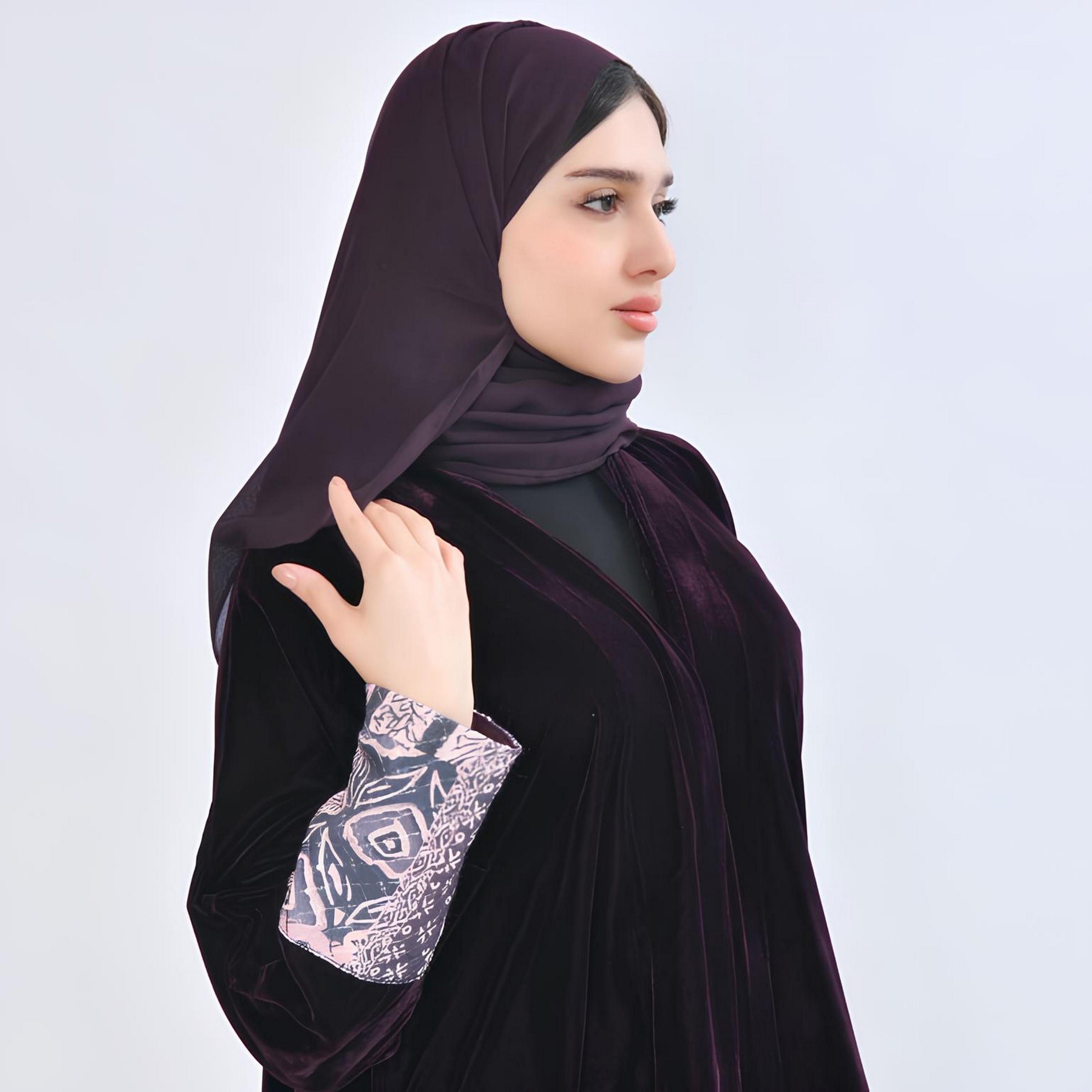 عباية سهرة "فيلفيت" بتصميم "كولور بلوك" مع حجاب نسائية - أرجواني من أويا عباية-women-arabicclothing-abayas-image-2