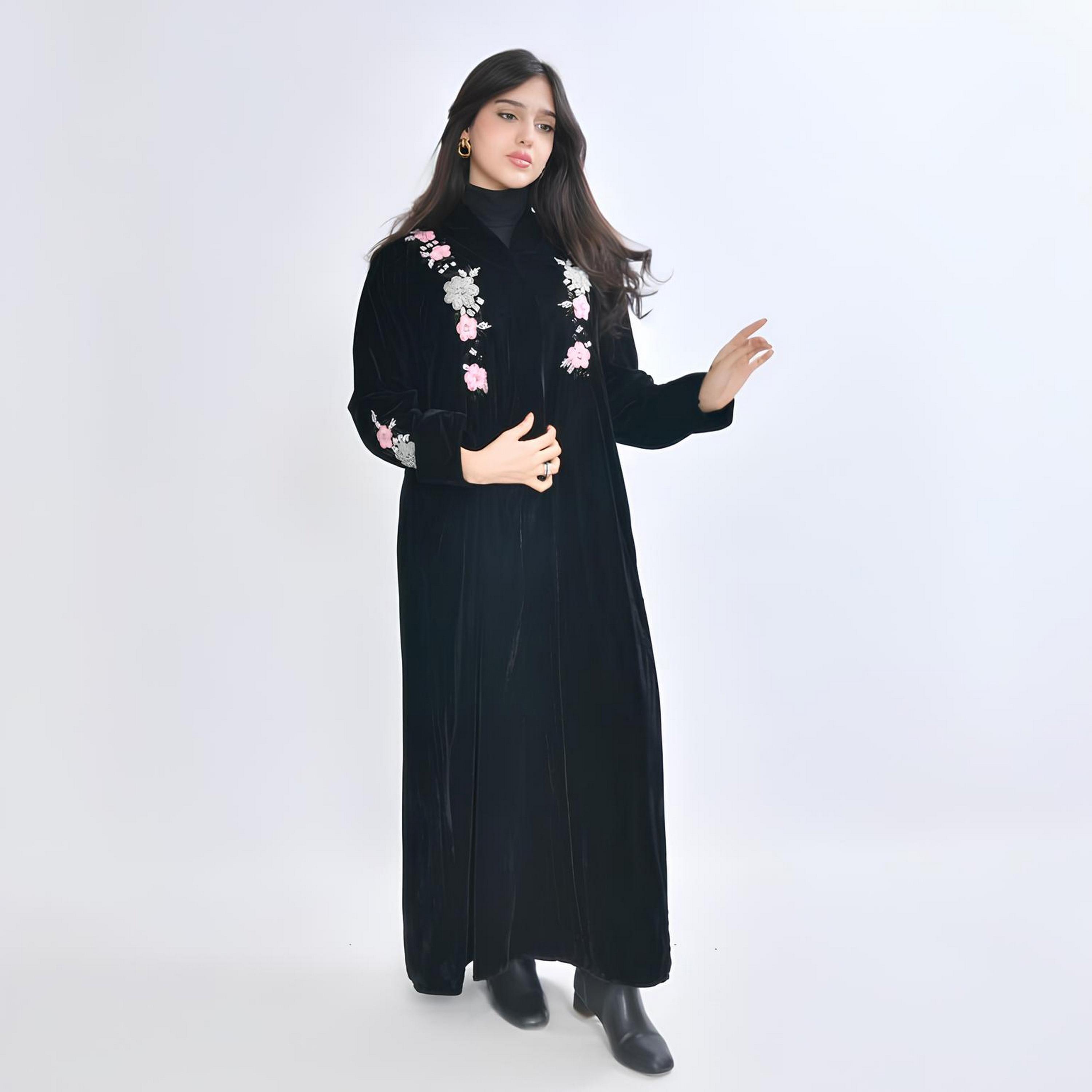 عباية سهرة "فيلفيت" بتطريز "فلورال" نسائية - أسود من أويا عباية-women-arabicclothing-abayas-image-1