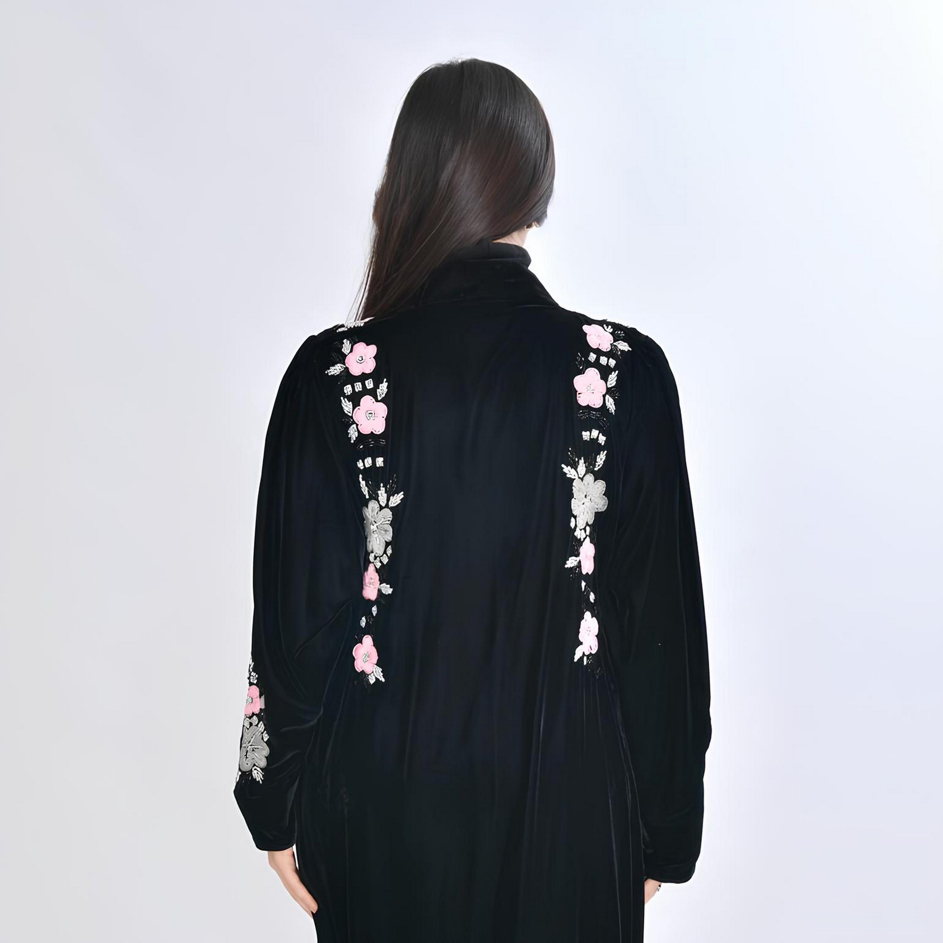 عباية سهرة "فيلفيت" بتطريز "فلورال" نسائية - أسود من أويا عباية-women-arabicclothing-abayas-image-3