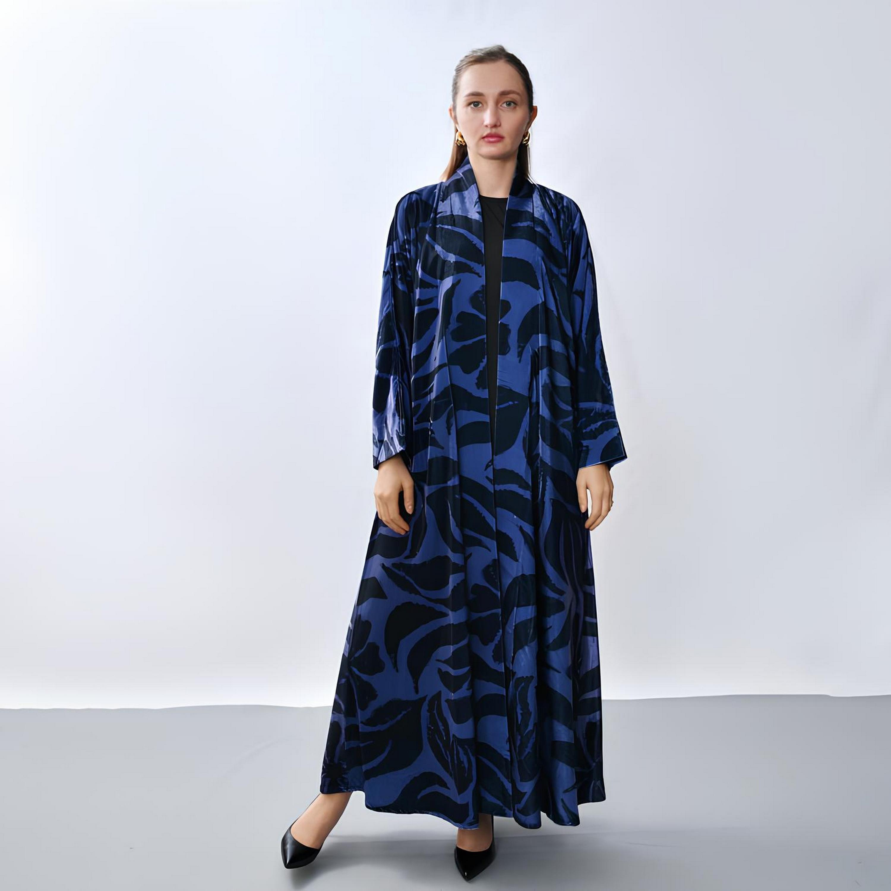 عباية "فيلفيت" بنقشة "أبستراكت فلورال" نسائية - أزرق من أويا عباية-women-arabicclothing-abayas-image-1
