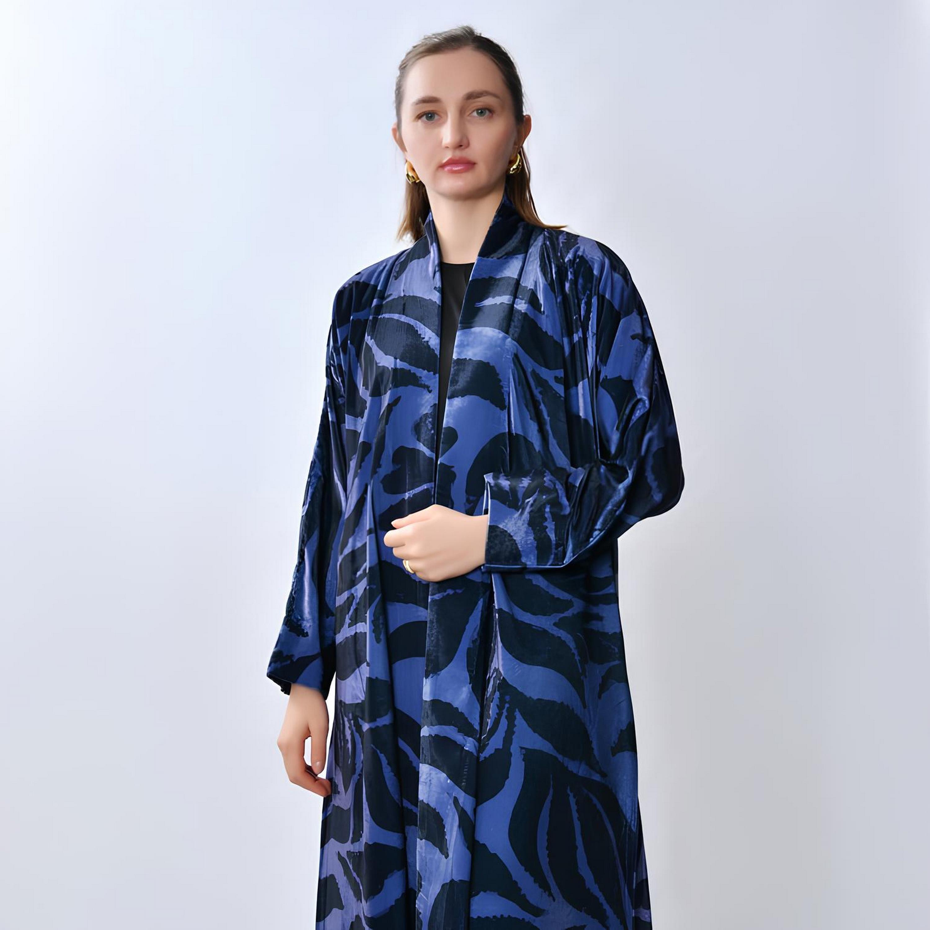 عباية "فيلفيت" بنقشة "أبستراكت فلورال" نسائية - أزرق من أويا عباية-women-arabicclothing-abayas-image-2