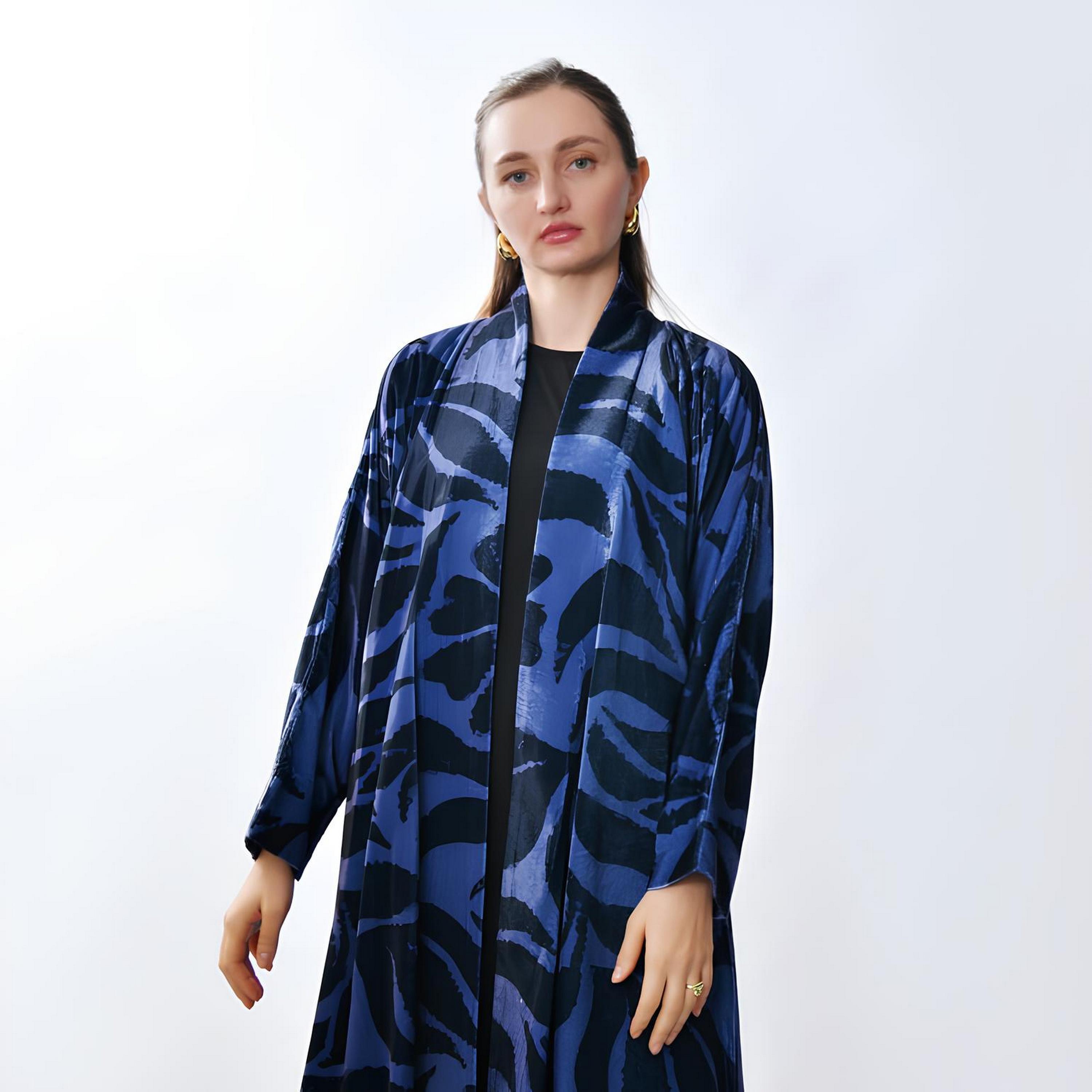 عباية "فيلفيت" بنقشة "أبستراكت فلورال" نسائية - أزرق من أويا عباية-women-arabicclothing-abayas-image-3
