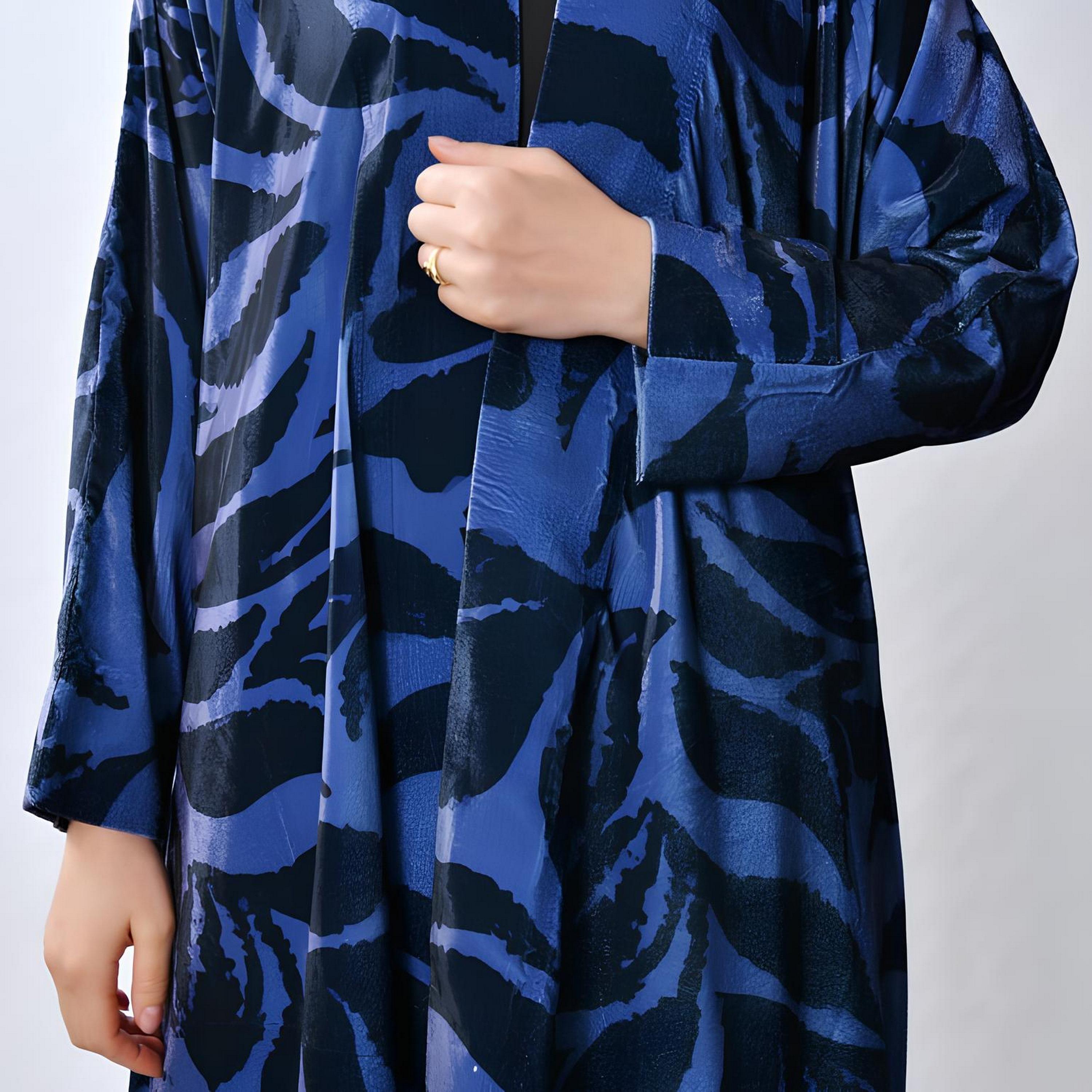 عباية "فيلفيت" بنقشة "أبستراكت فلورال" نسائية - أزرق من أويا عباية-women-arabicclothing-abayas-image-4