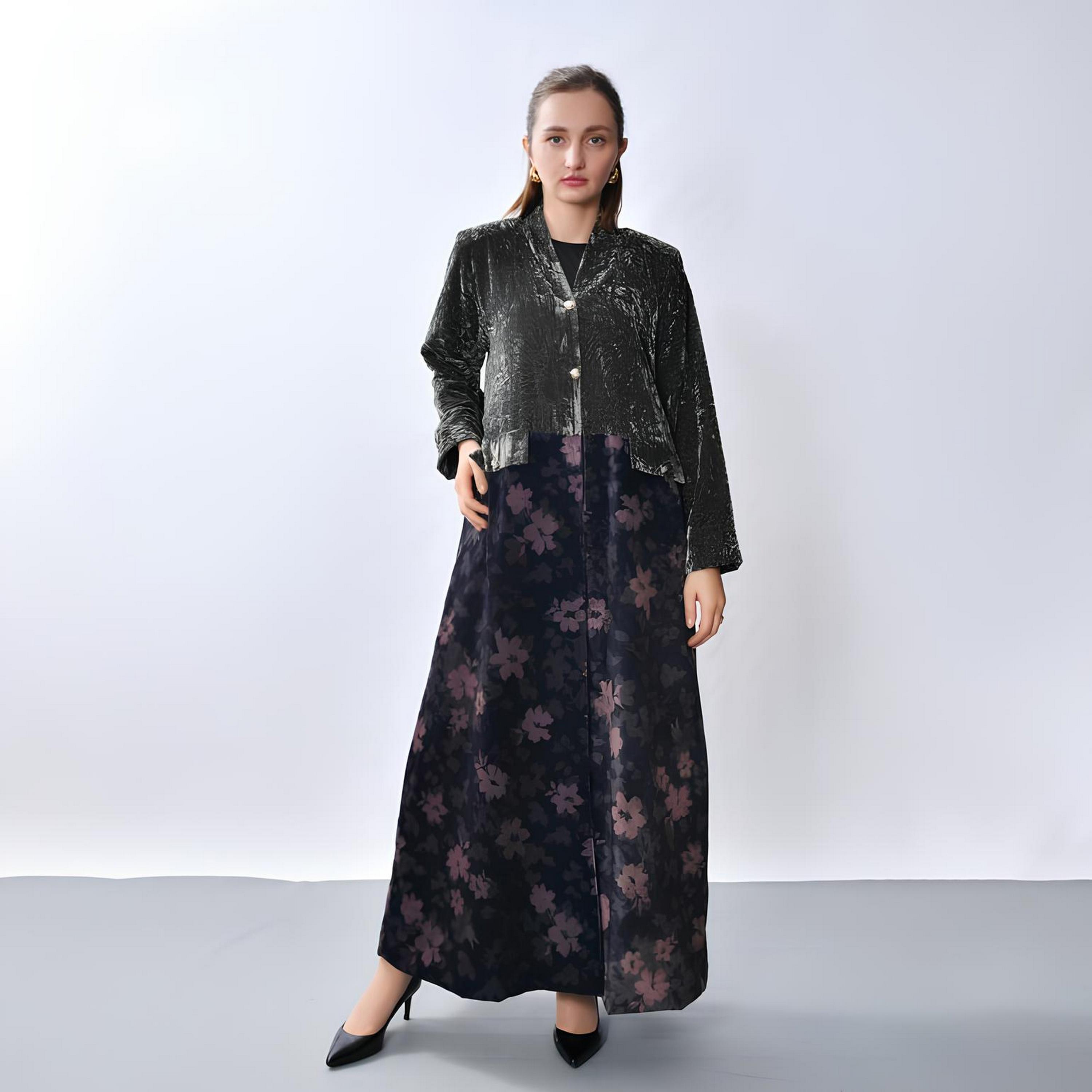 عباية "فيلفيت" بتصميم "ديوال تون" وطبعة "فلورال" نسائية - كحلي من أويا عباية-women-arabicclothing-abayas-image-1