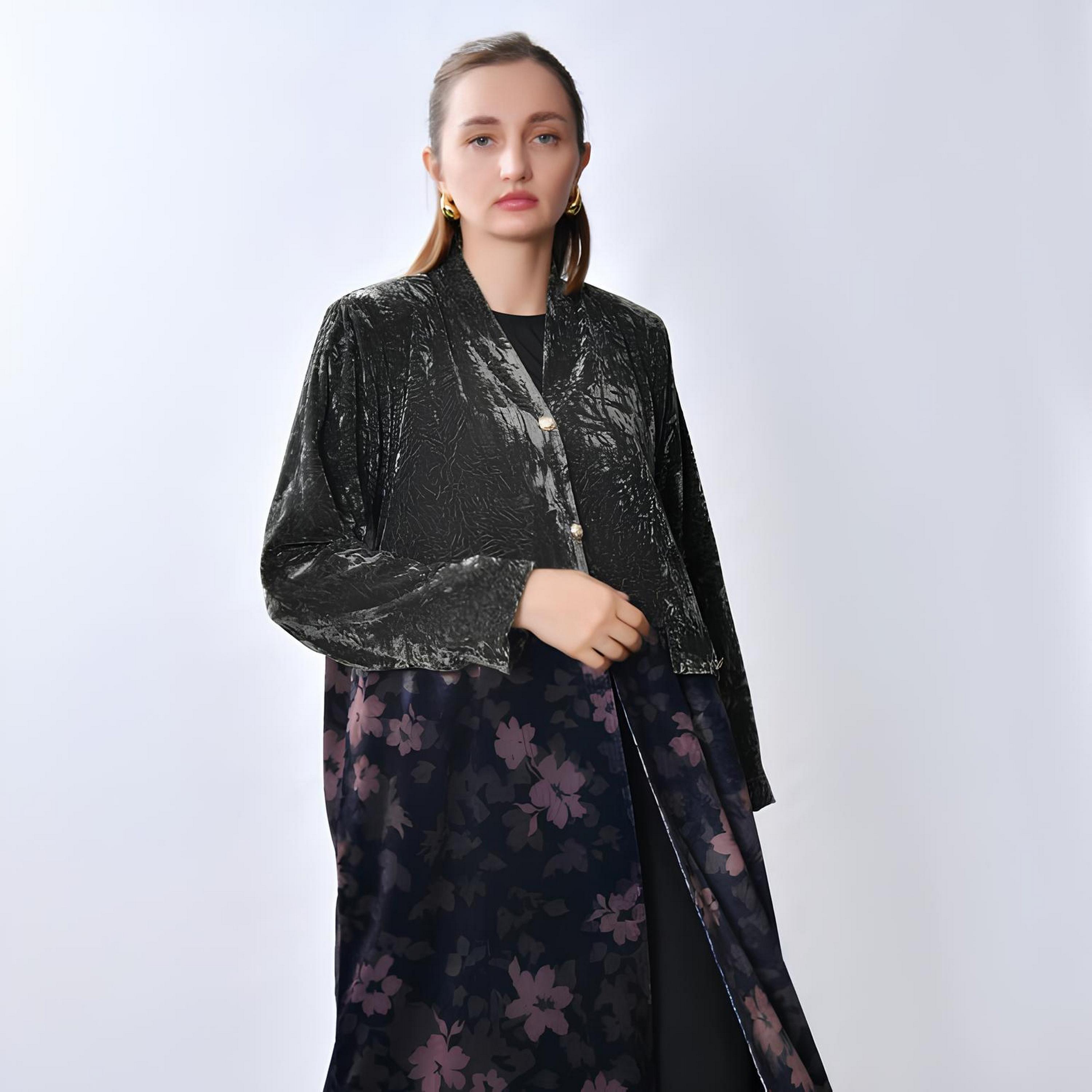عباية "فيلفيت" بتصميم "ديوال تون" وطبعة "فلورال" نسائية - كحلي من أويا عباية-women-arabicclothing-abayas-image-2