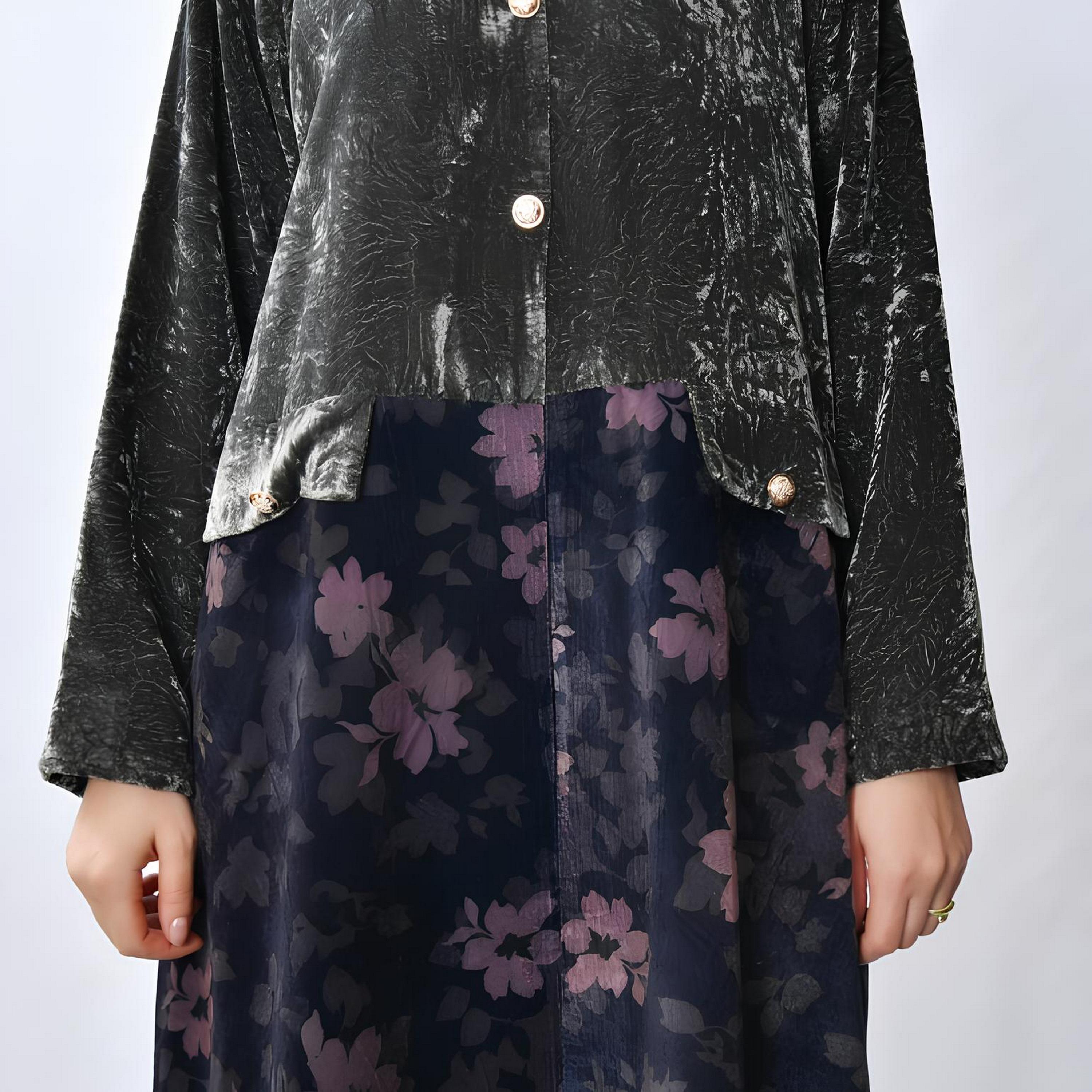 عباية "فيلفيت" بتصميم "ديوال تون" وطبعة "فلورال" نسائية - كحلي من أويا عباية-women-arabicclothing-abayas-image-3