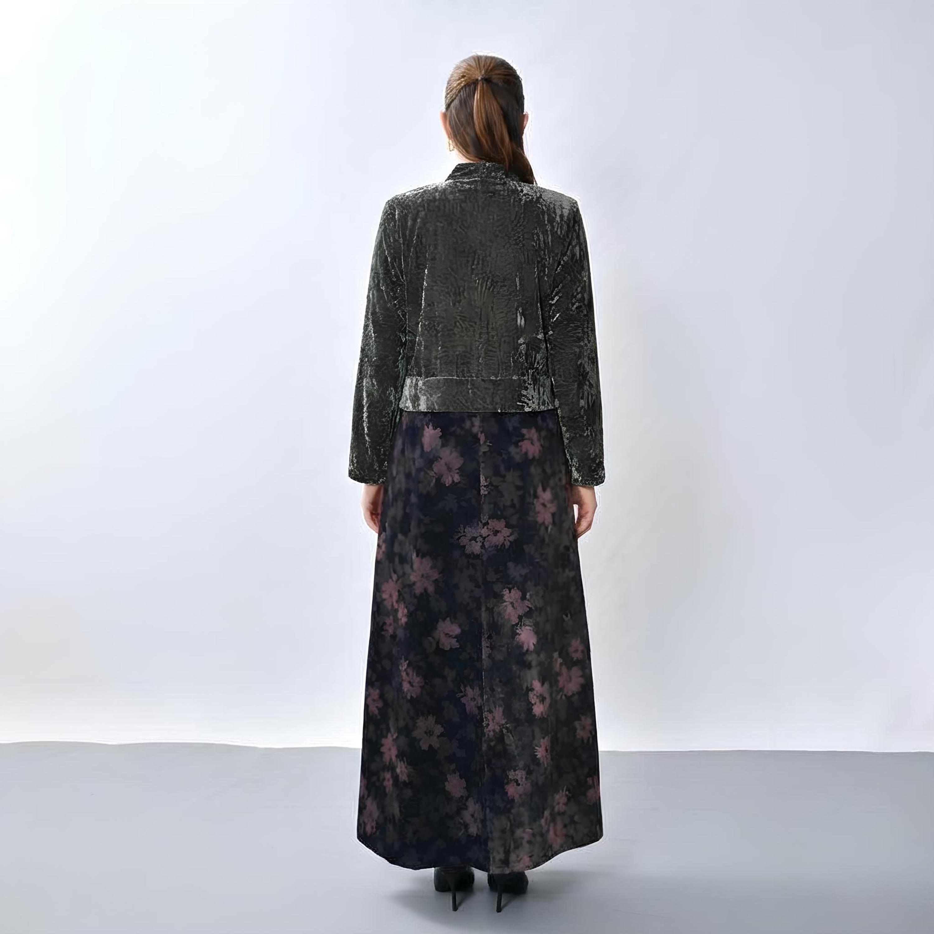 عباية "فيلفيت" بتصميم "ديوال تون" وطبعة "فلورال" نسائية - كحلي من أويا عباية-women-arabicclothing-abayas-image-5