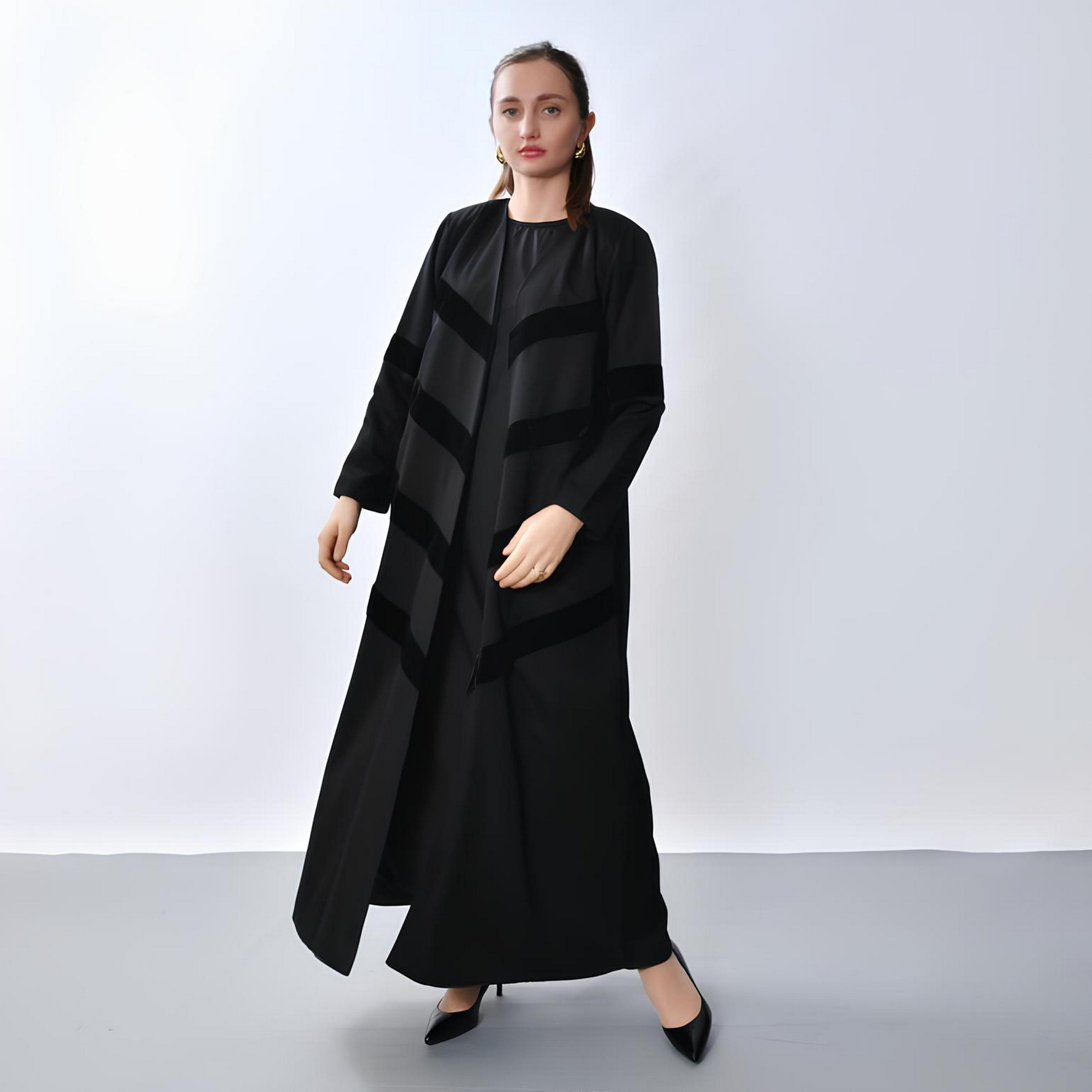 عباية بقصة "فلوي" كريب "فيلفيت" بتصميم "شيفرون" نسائية - رمادي من أويا عباية-women-arabicclothing-abayas-image-1
