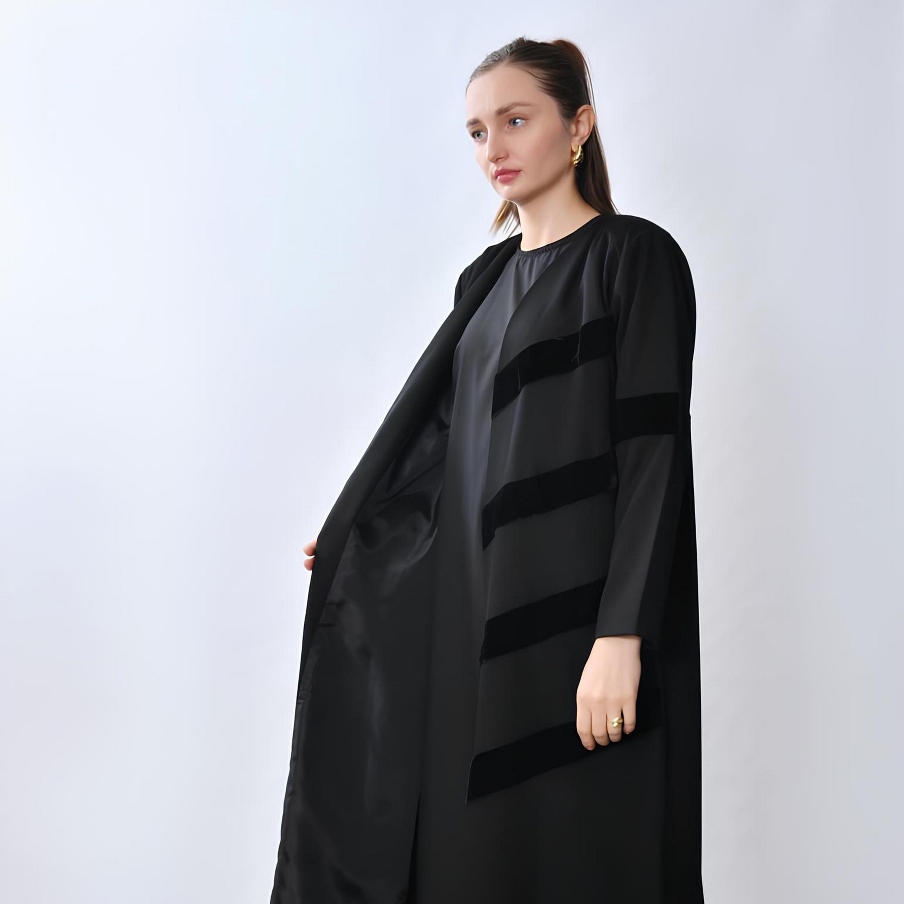 عباية بقصة "فلوي" كريب "فيلفيت" بتصميم "شيفرون" نسائية - رمادي من أويا عباية-women-arabicclothing-abayas-image-2