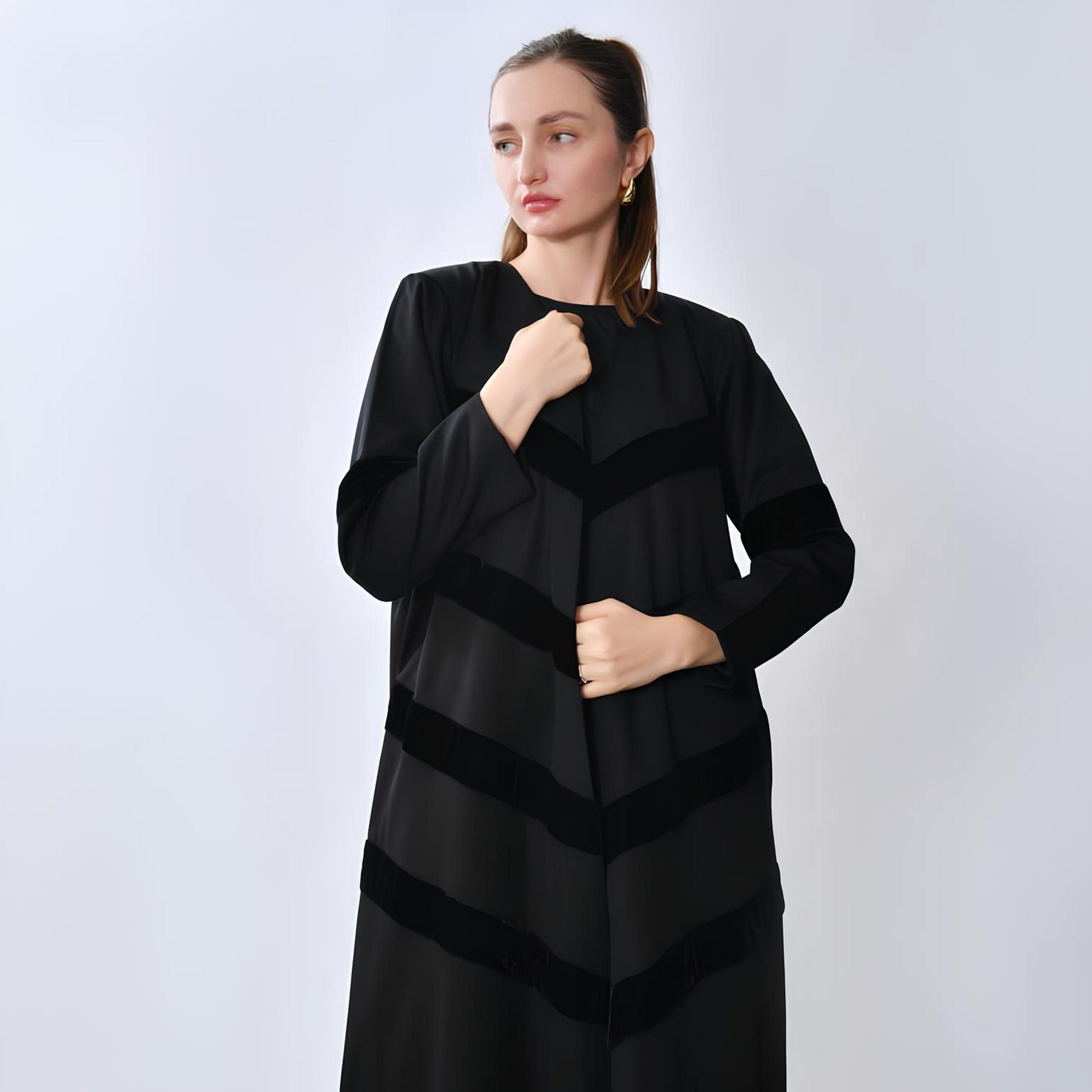 عباية بقصة "فلوي" كريب "فيلفيت" بتصميم "شيفرون" نسائية - رمادي من أويا عباية-women-arabicclothing-abayas-image-3