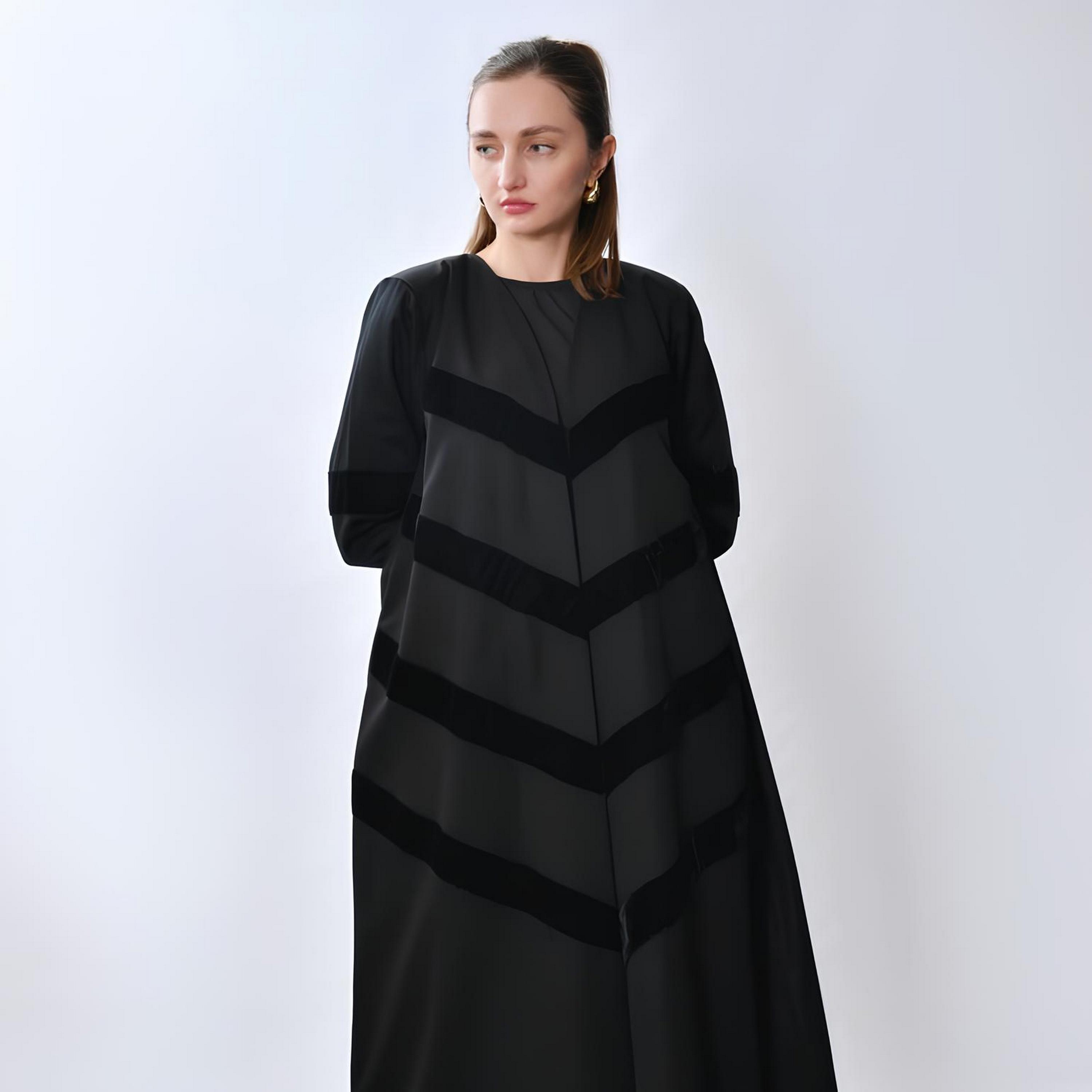 عباية بقصة "فلوي" كريب "فيلفيت" بتصميم "شيفرون" نسائية - رمادي من أويا عباية-women-arabicclothing-abayas-image-4