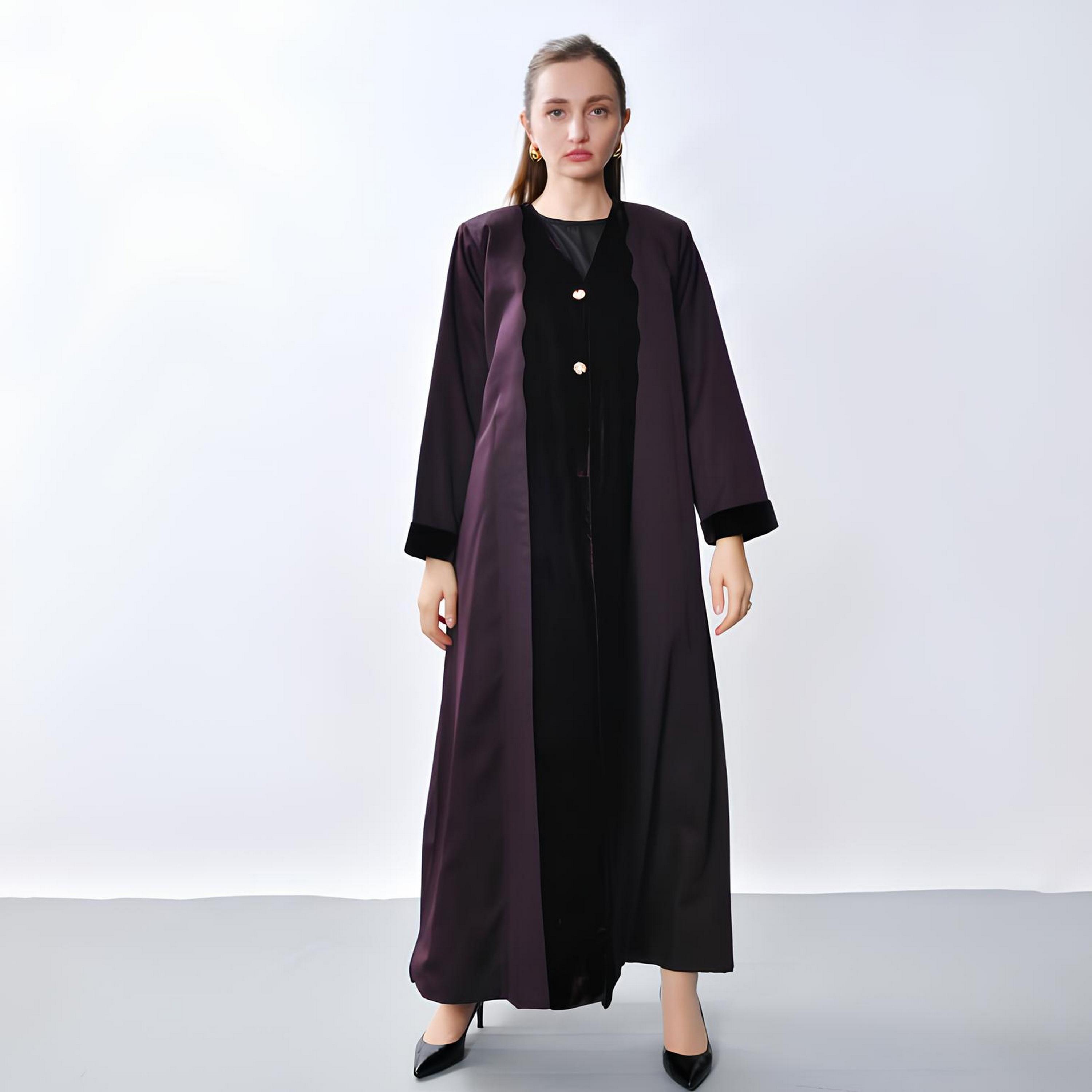عباية بقصة "فلوي" كريب "فيلفيت" بتصميم "كولور بلوك" نسائية من أويا عباية-women-arabicclothing-abayas-image-1