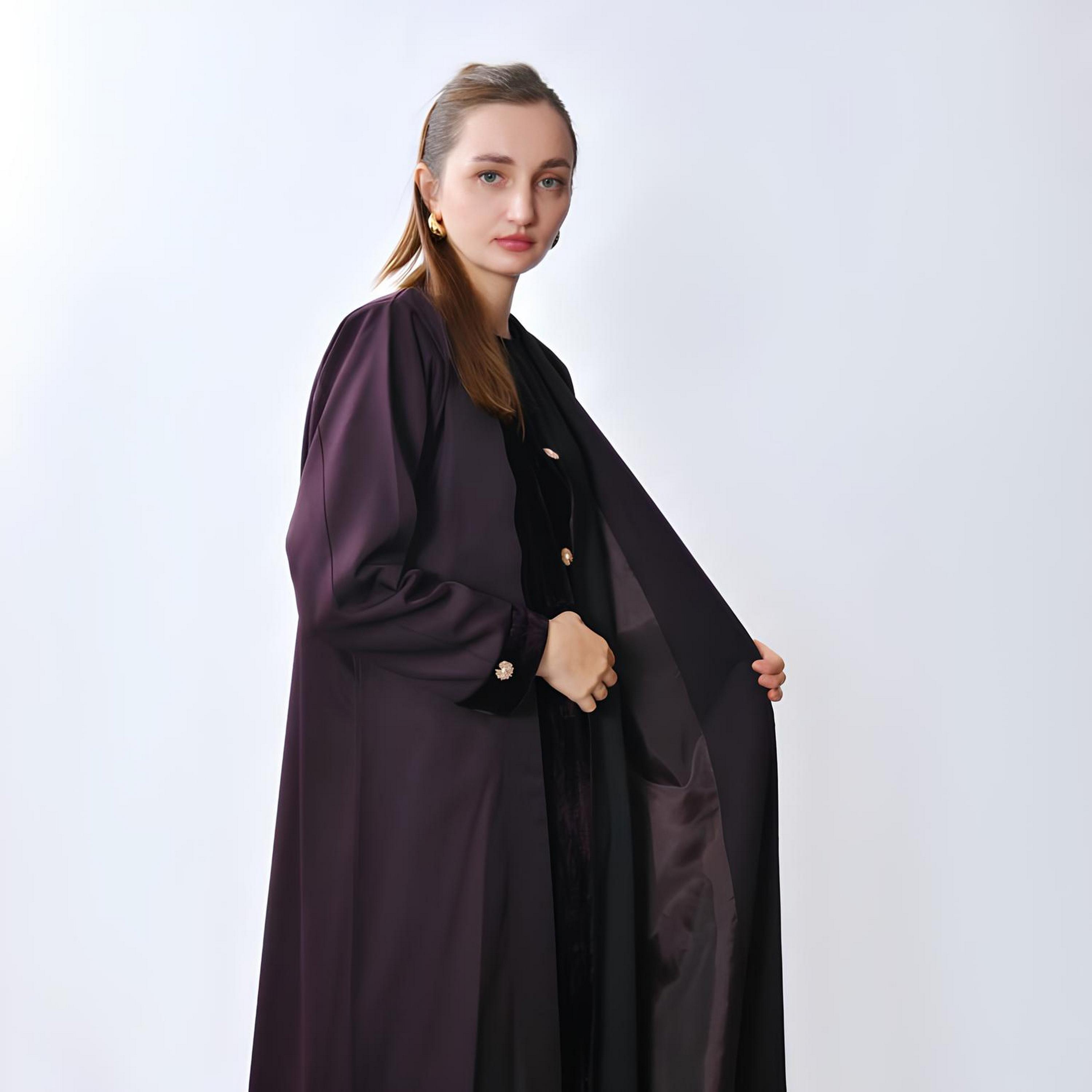عباية بقصة "فلوي" كريب "فيلفيت" بتصميم "كولور بلوك" نسائية من أويا عباية-women-arabicclothing-abayas-image-2