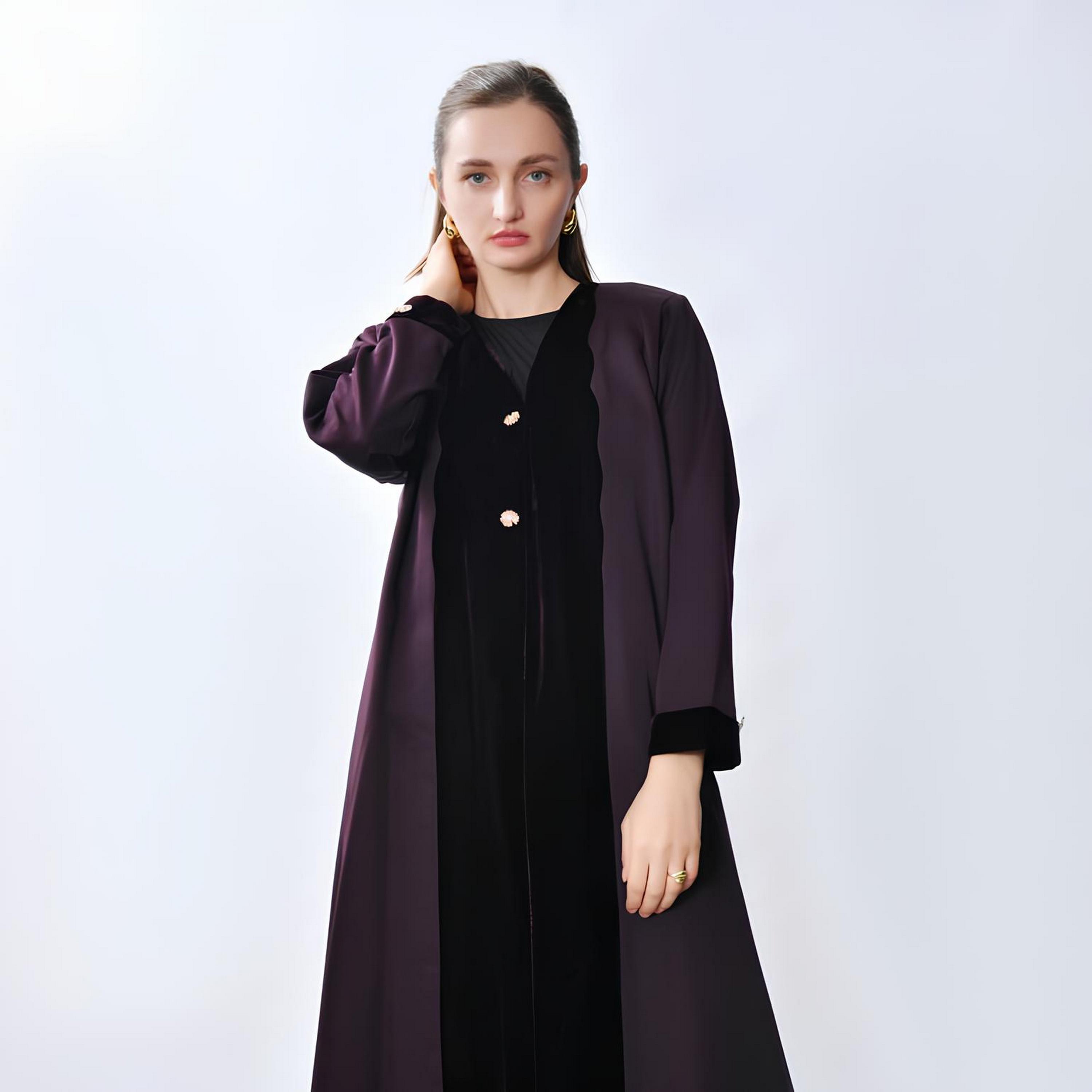 عباية بقصة "فلوي" كريب "فيلفيت" بتصميم "كولور بلوك" نسائية من أويا عباية-women-arabicclothing-abayas-image-3