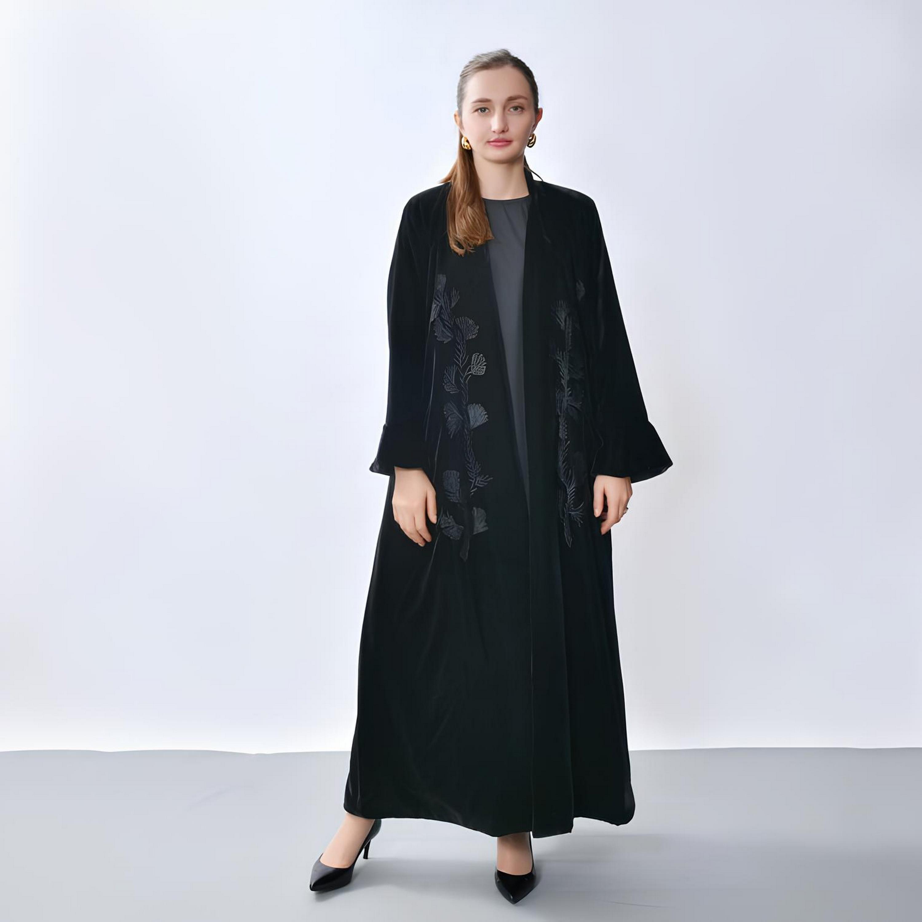 عباية "فيلفيت" بأكمام "بيل سليفز" مطرزة نسائية - أسود من أويا عباية-women-arabicclothing-abayas-image-1