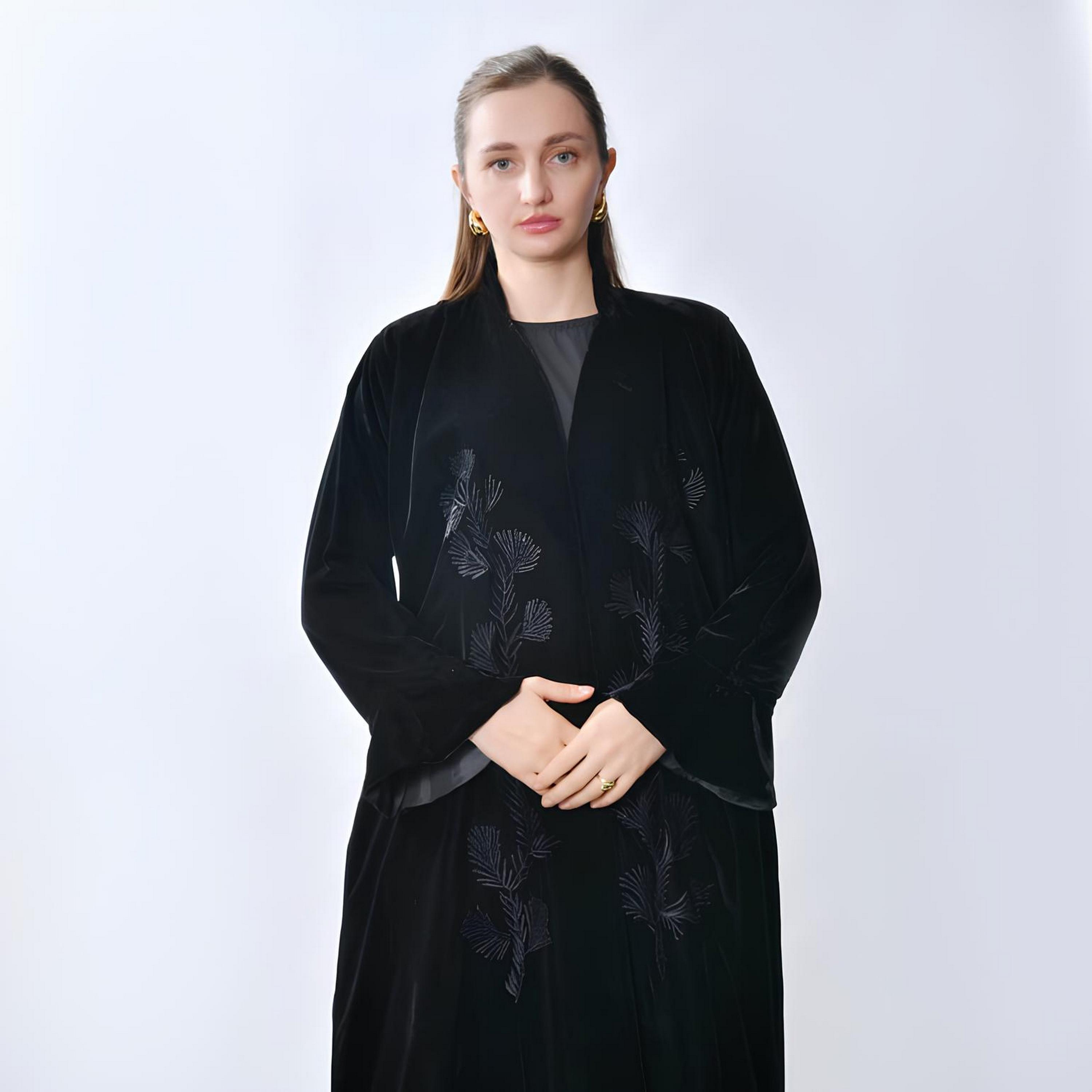 عباية "فيلفيت" بأكمام "بيل سليفز" مطرزة نسائية - أسود من أويا عباية-women-arabicclothing-abayas-image-2