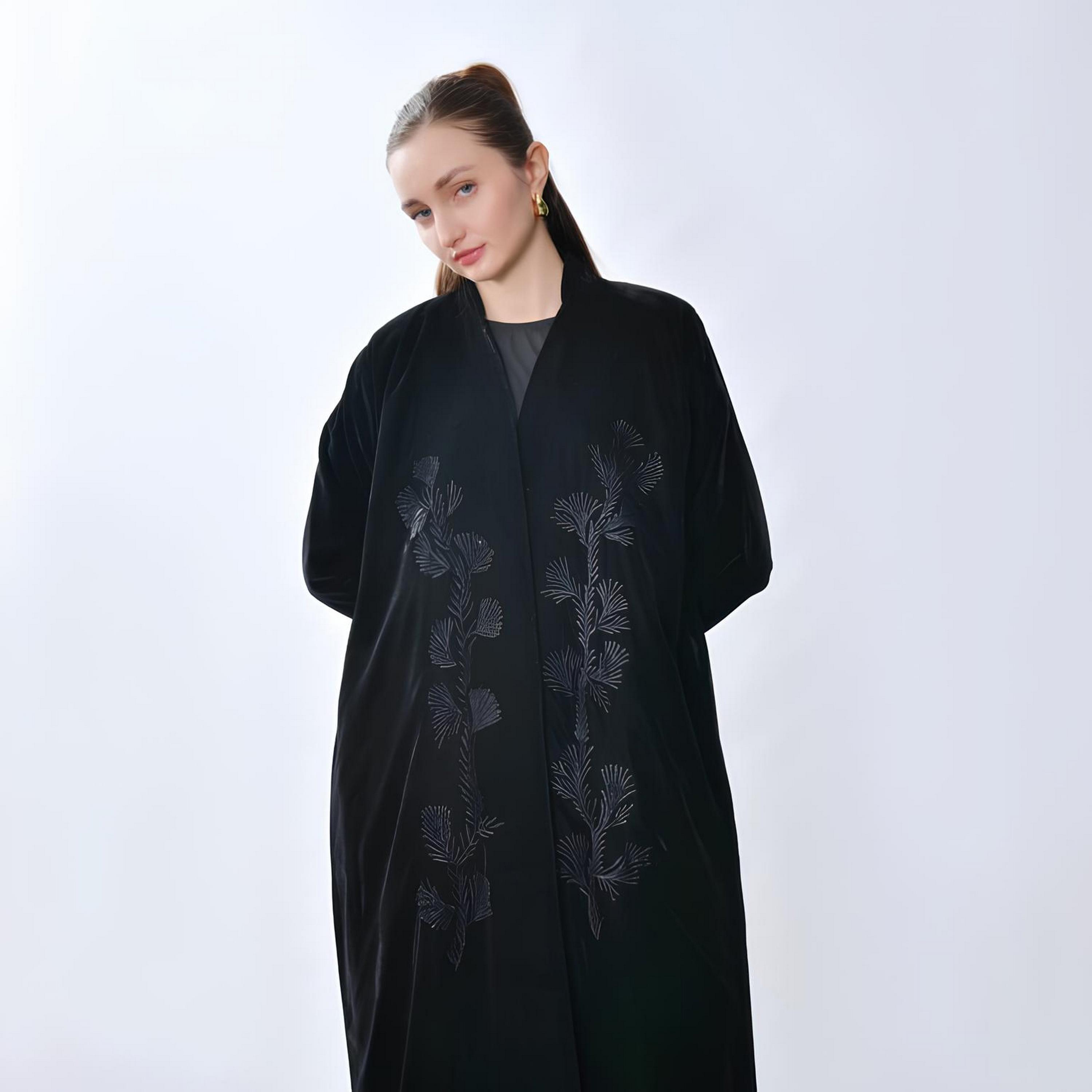عباية "فيلفيت" بأكمام "بيل سليفز" مطرزة نسائية - أسود من أويا عباية-women-arabicclothing-abayas-image-3