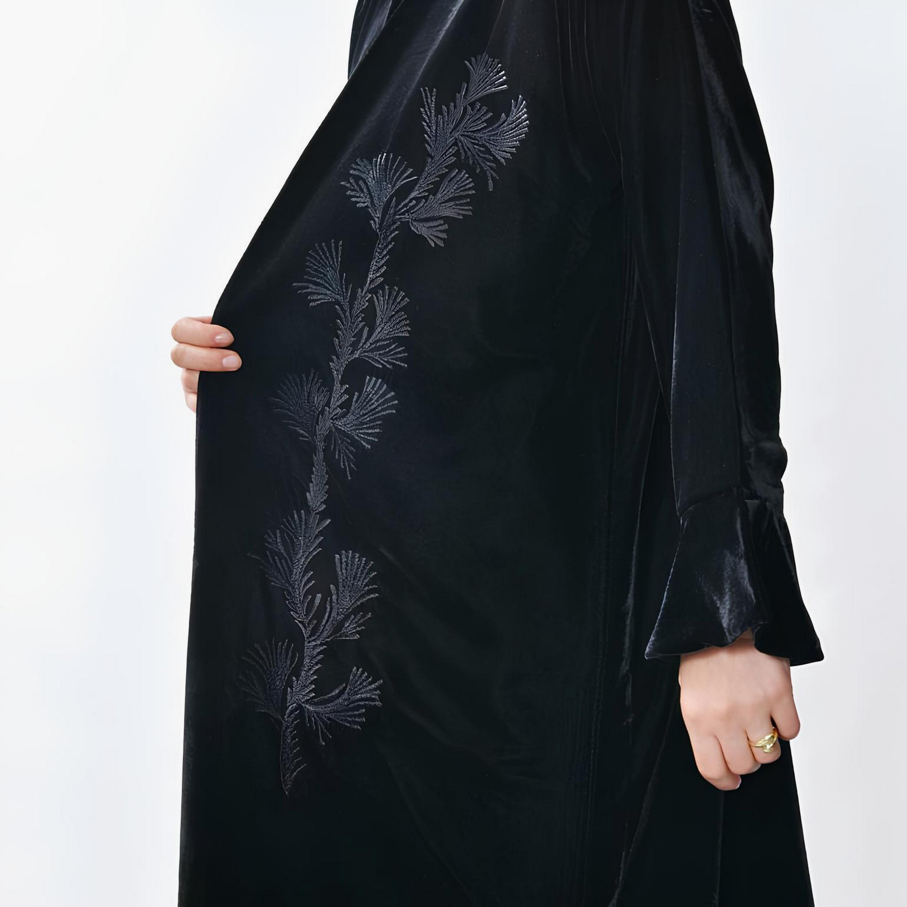 عباية "فيلفيت" بأكمام "بيل سليفز" مطرزة نسائية - أسود من أويا عباية-women-arabicclothing-abayas-image-4