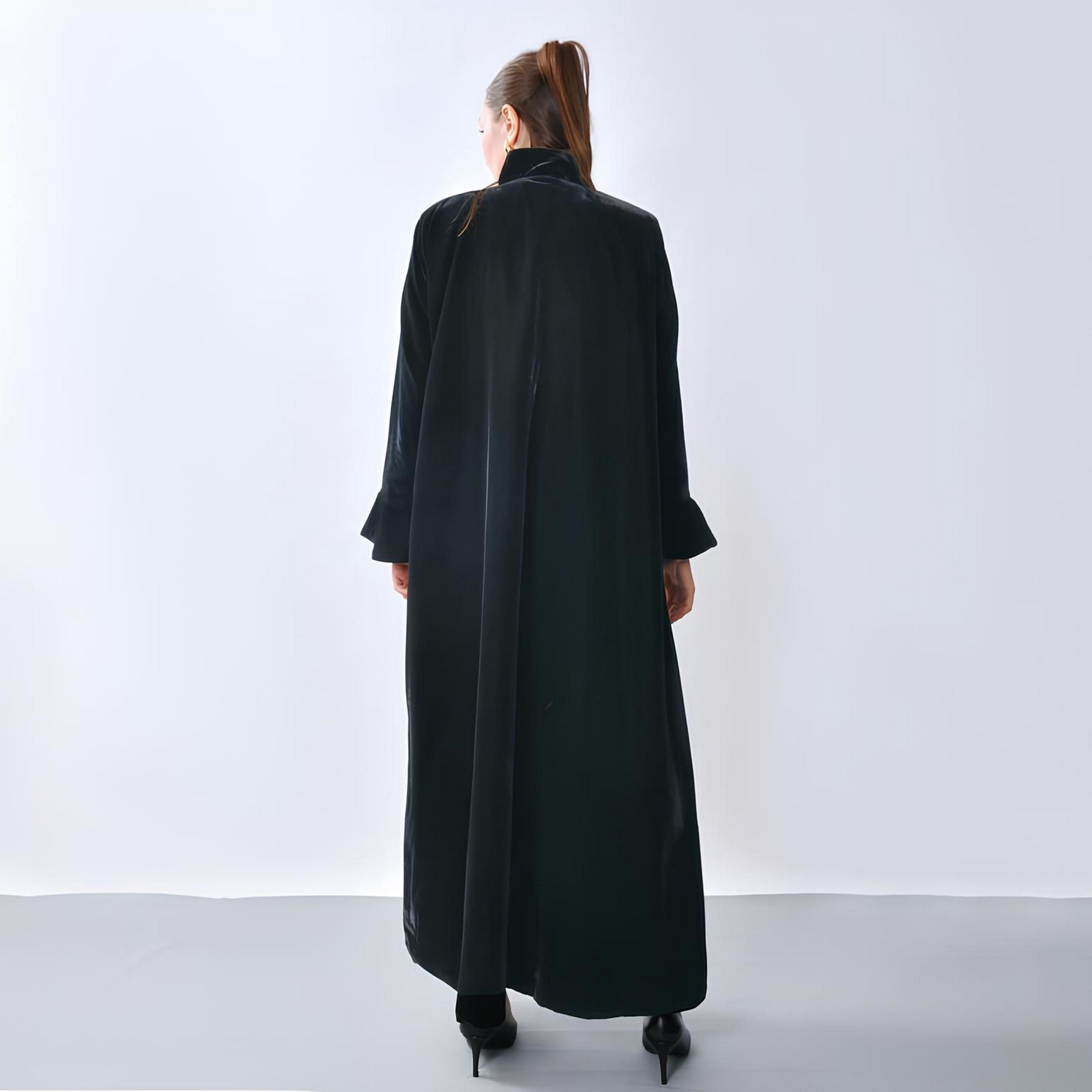 عباية "فيلفيت" بأكمام "بيل سليفز" مطرزة نسائية - أسود من أويا عباية-women-arabicclothing-abayas-image-5