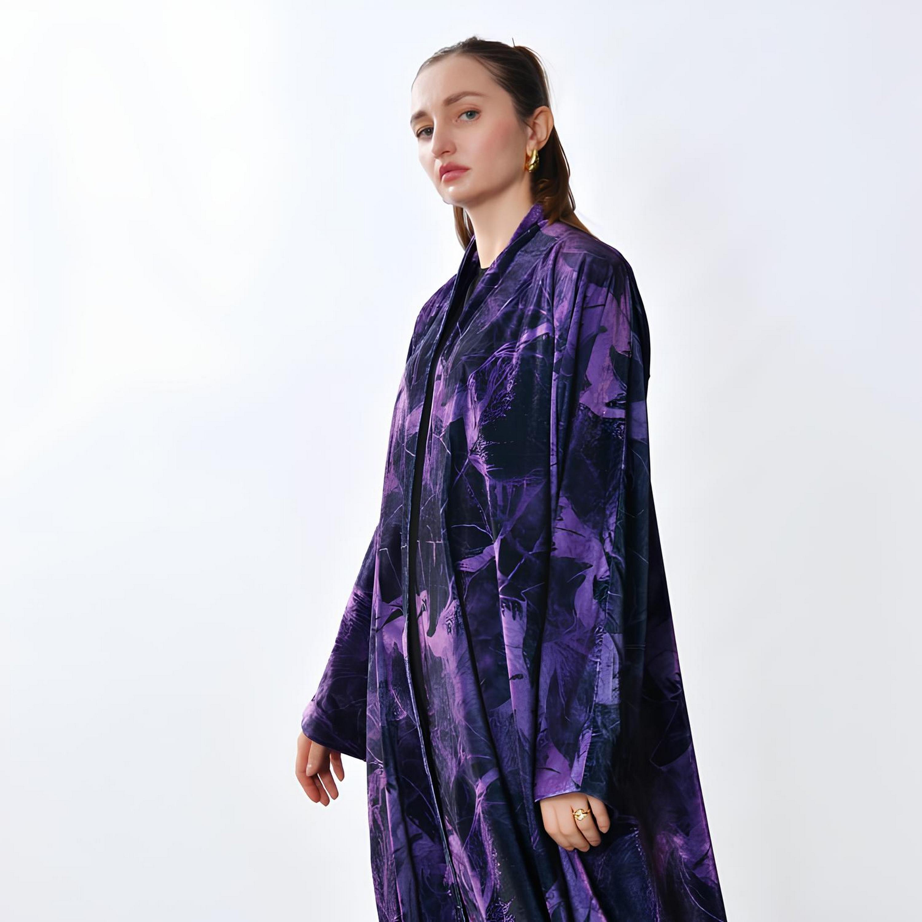 عباية بقصة "هاف كلوش" "فيلفيت" وطبعة "أبستراكت" نسائية - أرجواني من أويا عباية-women-arabicclothing-abayas-image-3