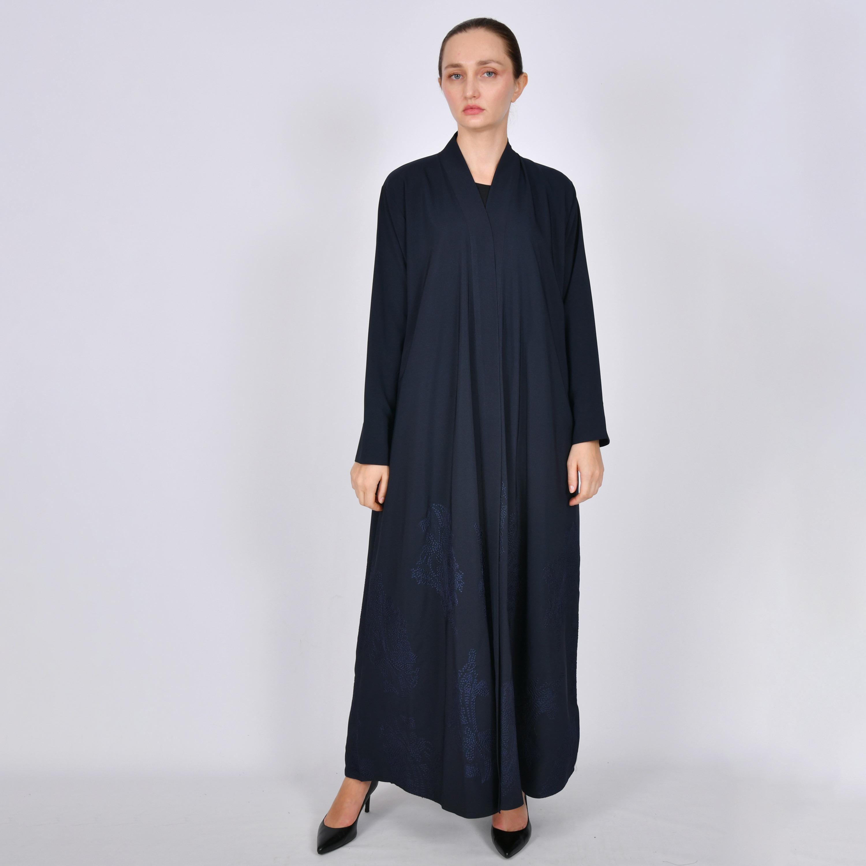 عباية نسائية من الكتان باللون الكحلي مطرزة بقصة "كوارتر سيركل" من أويا عباية-women-arabicclothing-abayas-image-1