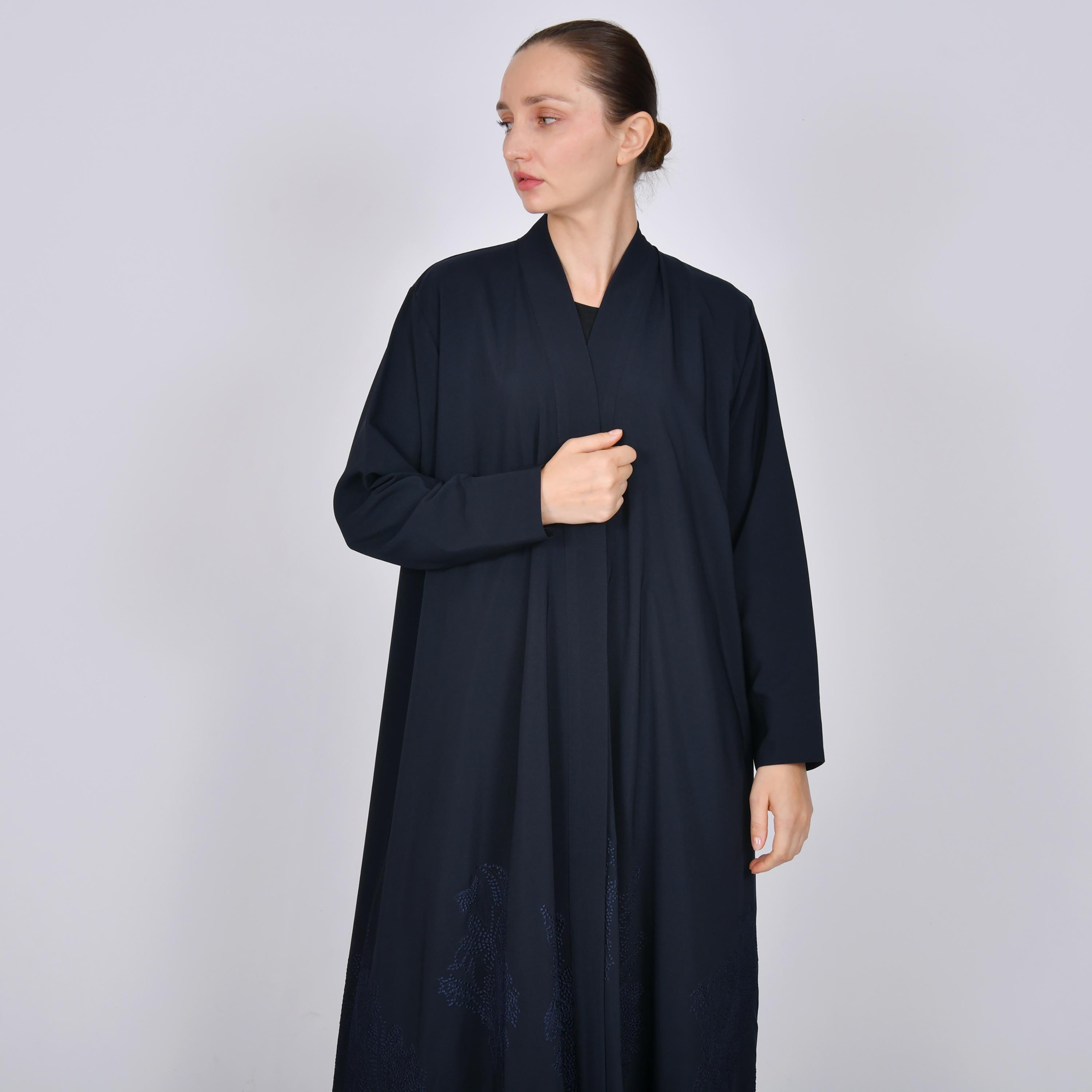 عباية نسائية من الكتان باللون الكحلي مطرزة بقصة "كوارتر سيركل" من أويا عباية-women-arabicclothing-abayas-image-2