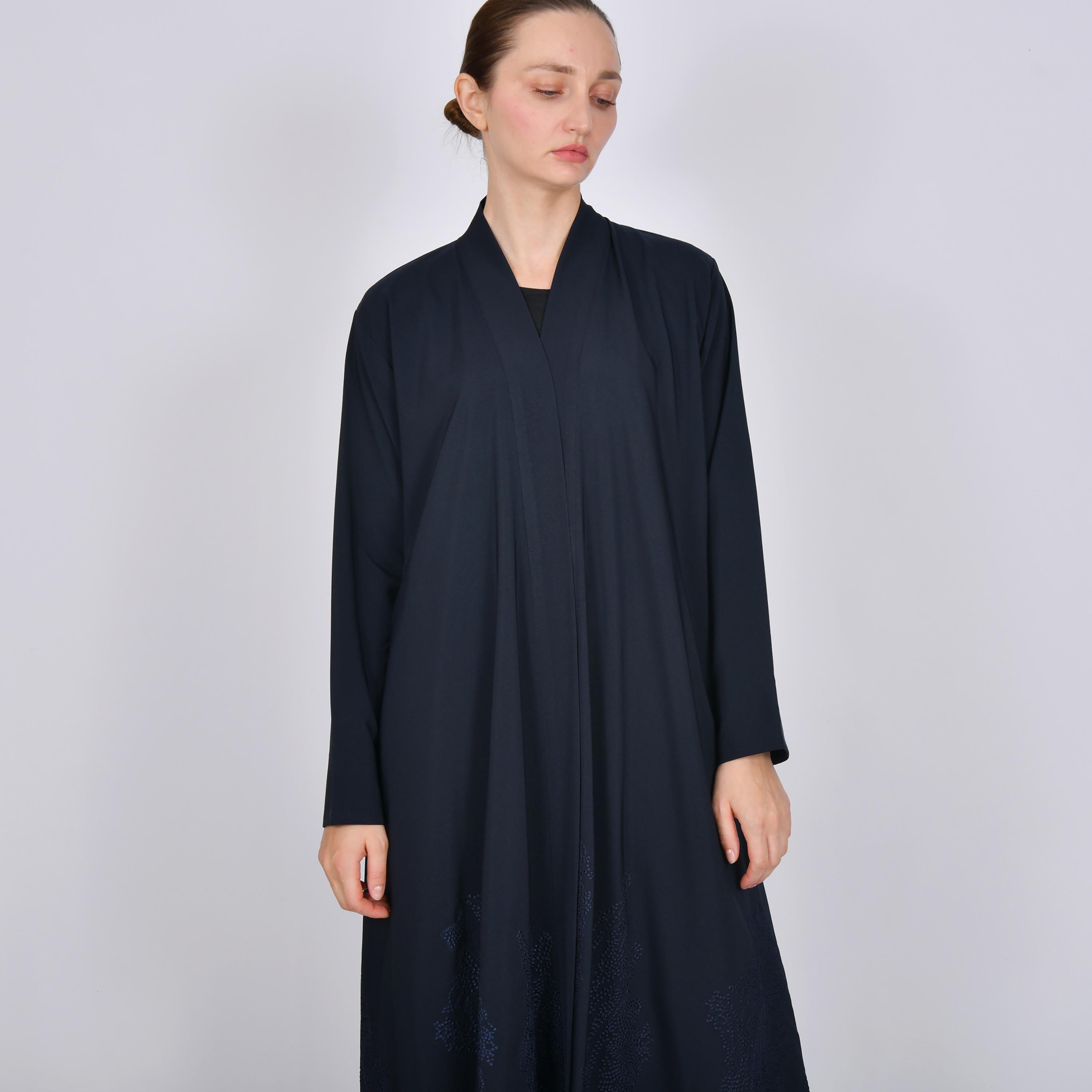 عباية نسائية من الكتان باللون الكحلي مطرزة بقصة "كوارتر سيركل" من أويا عباية-women-arabicclothing-abayas-image-3