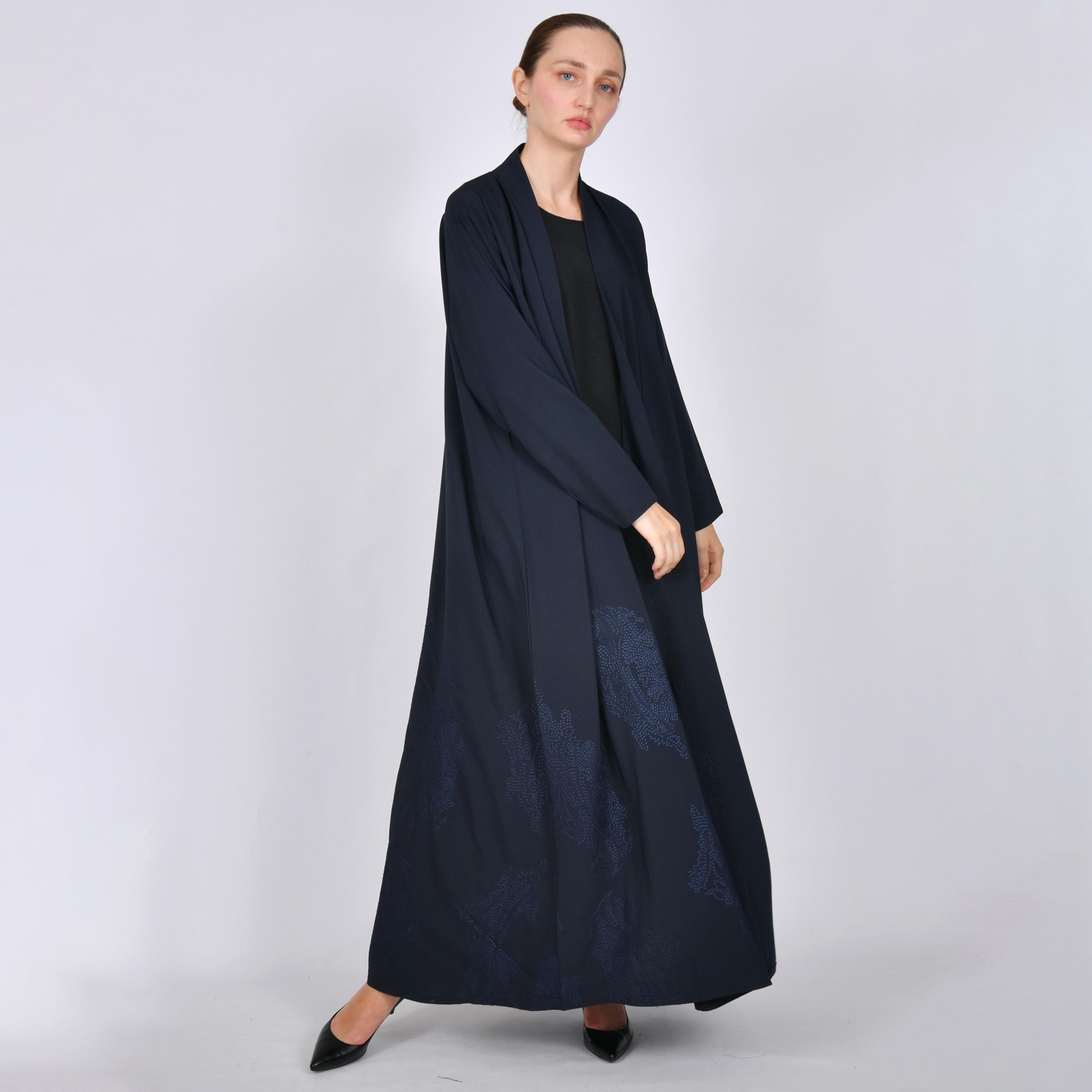 عباية نسائية من الكتان باللون الكحلي مطرزة بقصة "كوارتر سيركل" من أويا عباية-women-arabicclothing-abayas-image-4