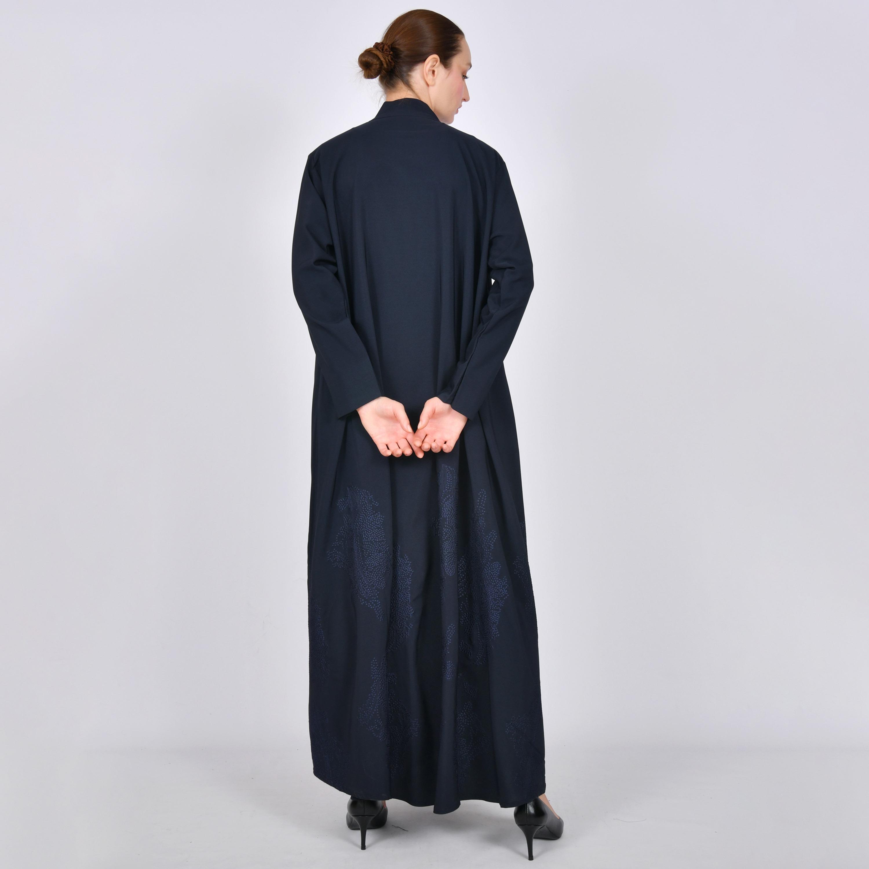 عباية نسائية من الكتان باللون الكحلي مطرزة بقصة "كوارتر سيركل" من أويا عباية-women-arabicclothing-abayas-image-5