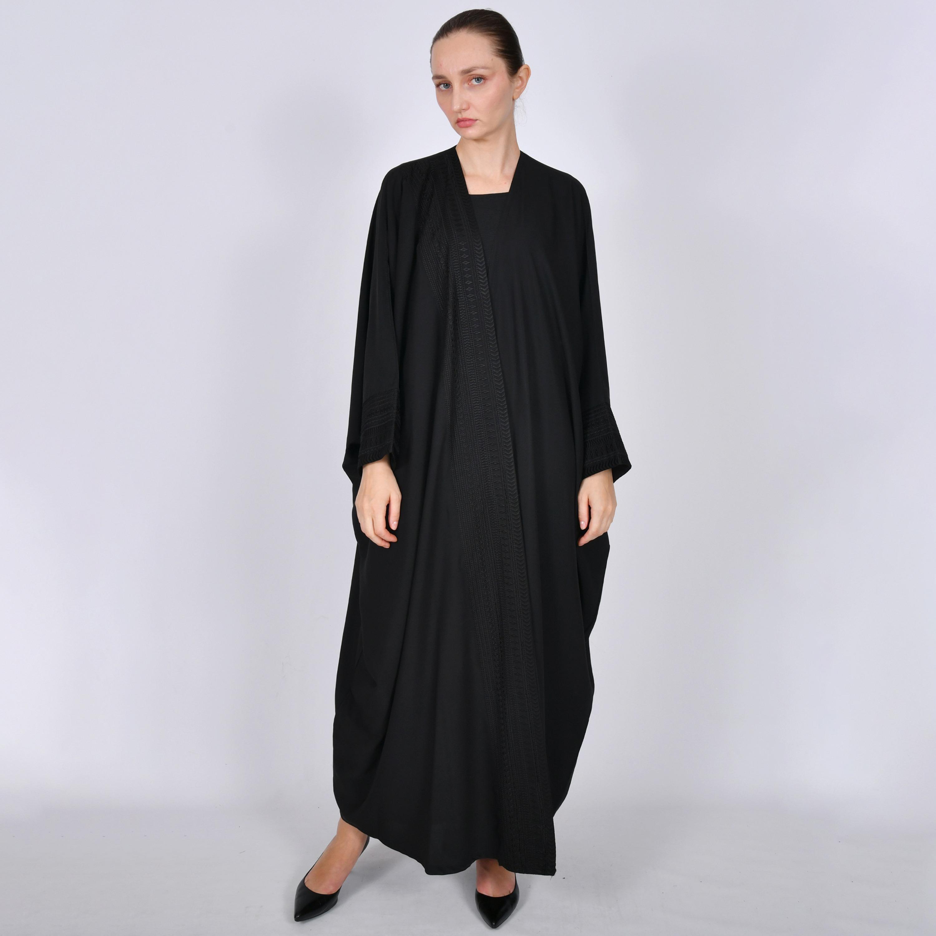 عباية نسائية من الكتان باللون الأسود مطرزة بقصة "كوارتر بشت" من أويا عباية-women-arabicclothing-abayas-image-1