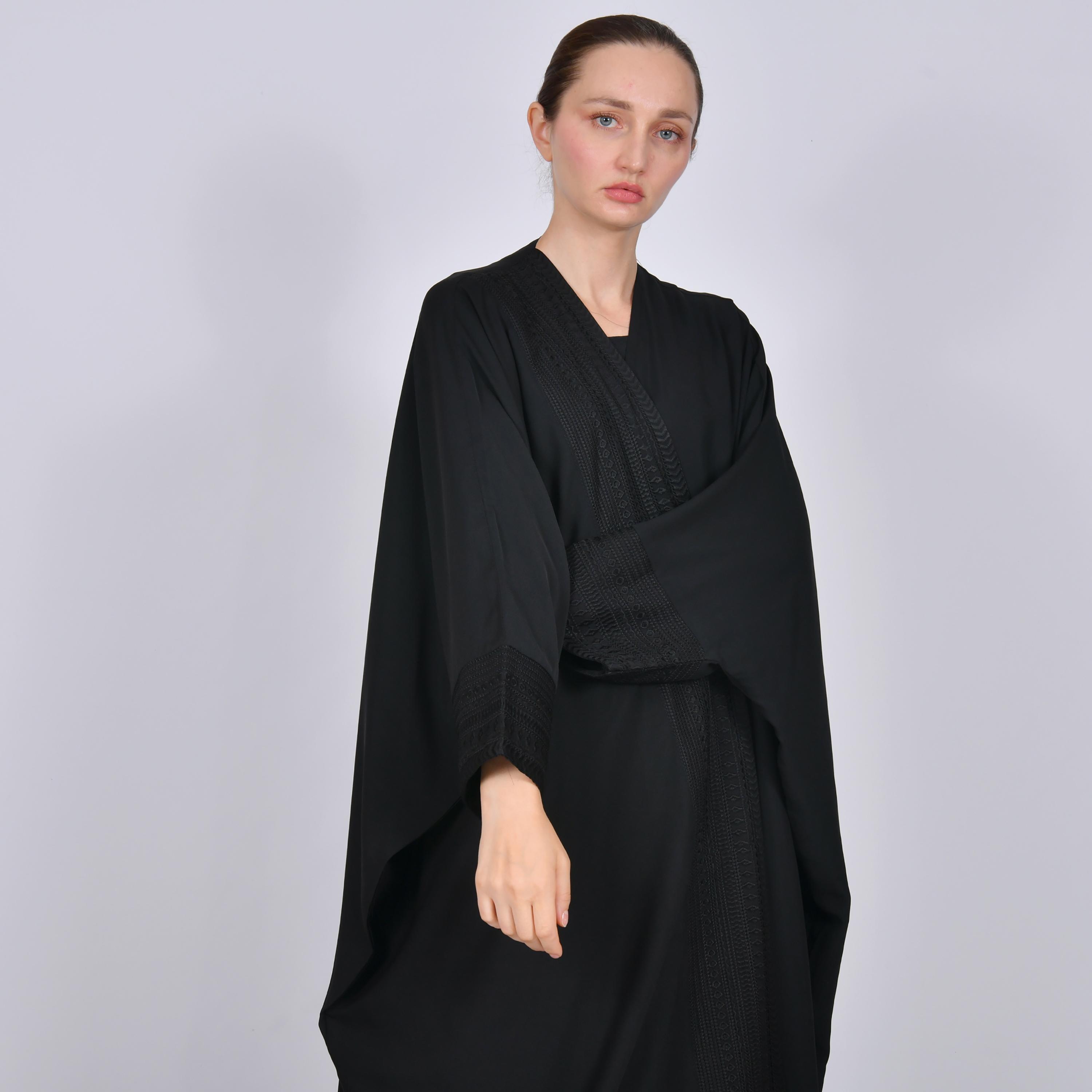 عباية نسائية من الكتان باللون الأسود مطرزة بقصة "كوارتر بشت" من أويا عباية-women-arabicclothing-abayas-image-2