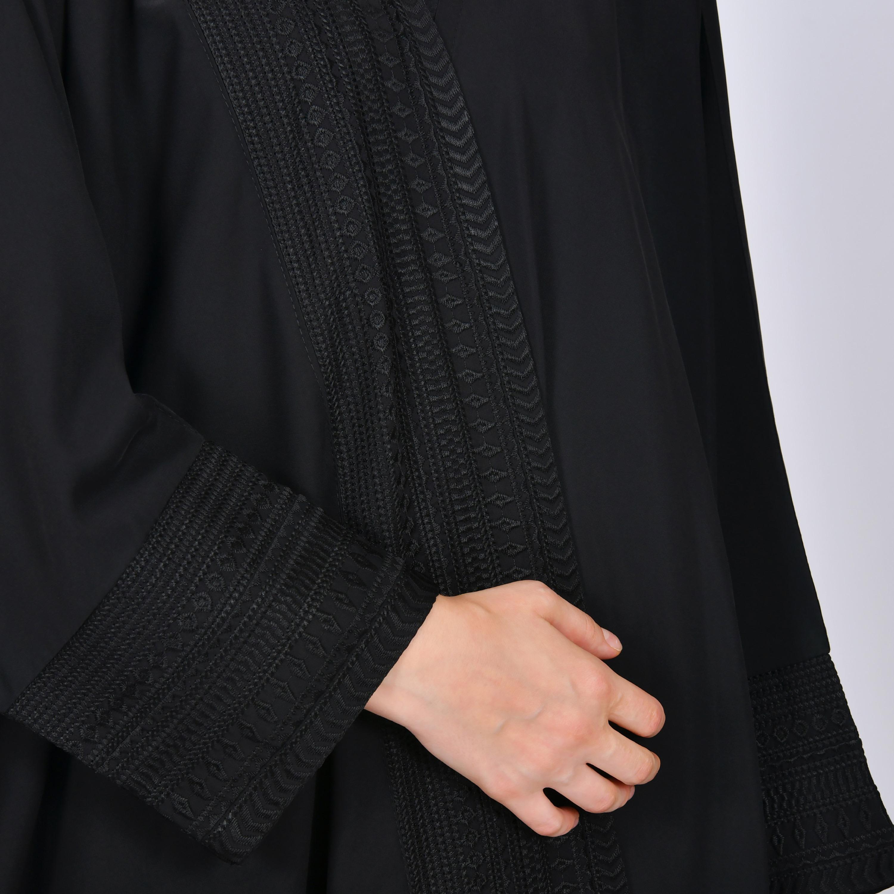 عباية نسائية من الكتان باللون الأسود مطرزة بقصة "كوارتر بشت" من أويا عباية-women-arabicclothing-abayas-image-3