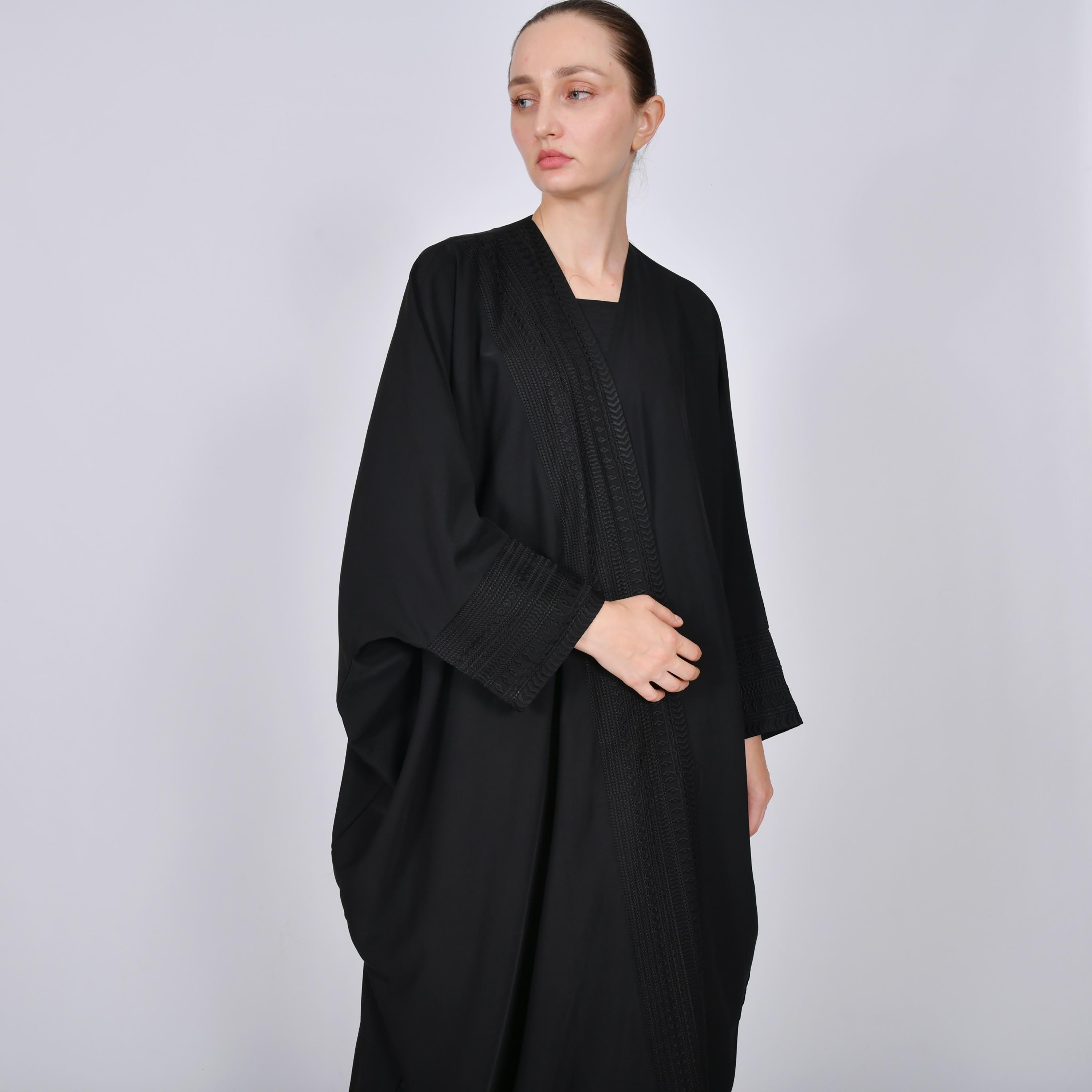 عباية نسائية من الكتان باللون الأسود مطرزة بقصة "كوارتر بشت" من أويا عباية-women-arabicclothing-abayas-image-4