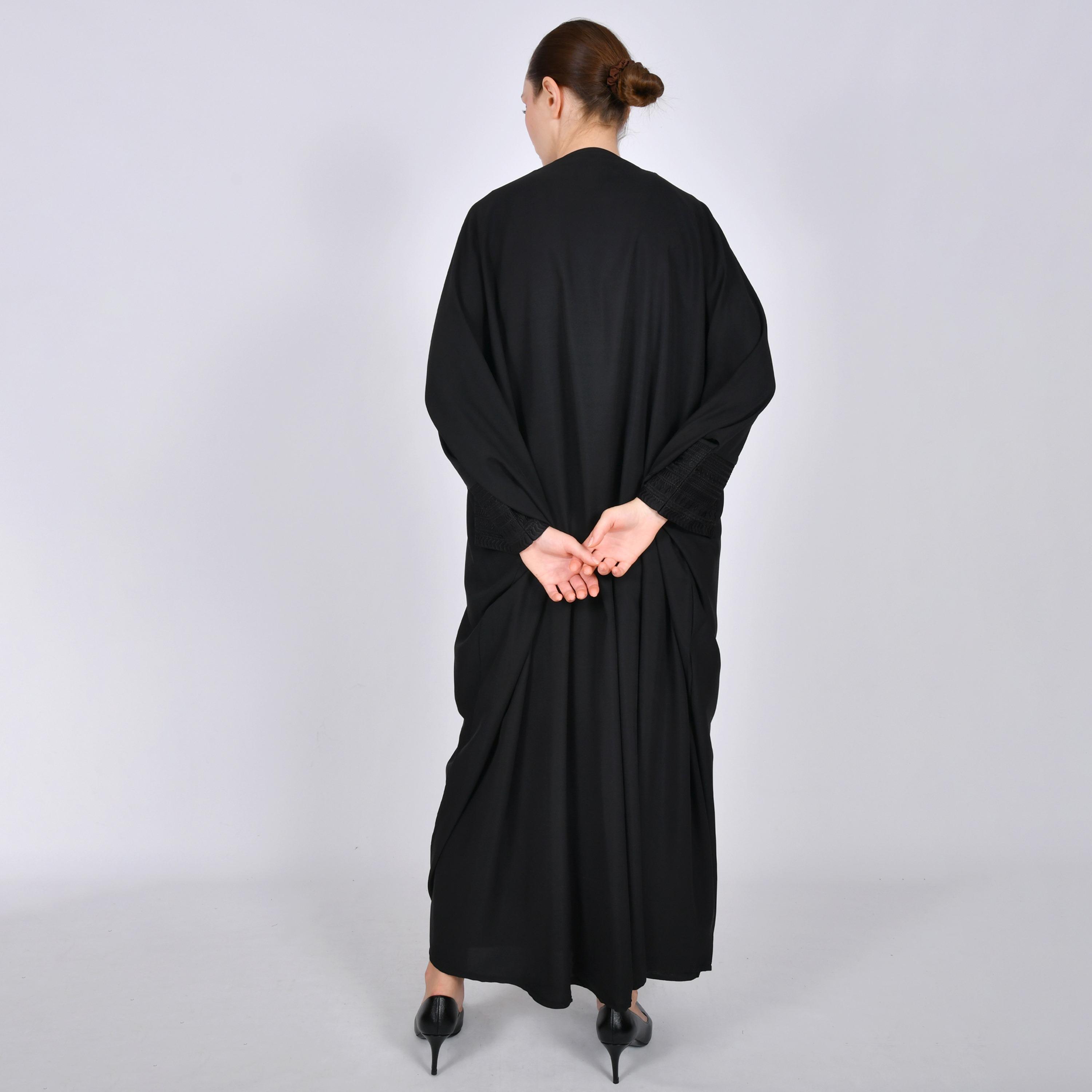 عباية نسائية من الكتان باللون الأسود مطرزة بقصة "كوارتر بشت" من أويا عباية-women-arabicclothing-abayas-image-5