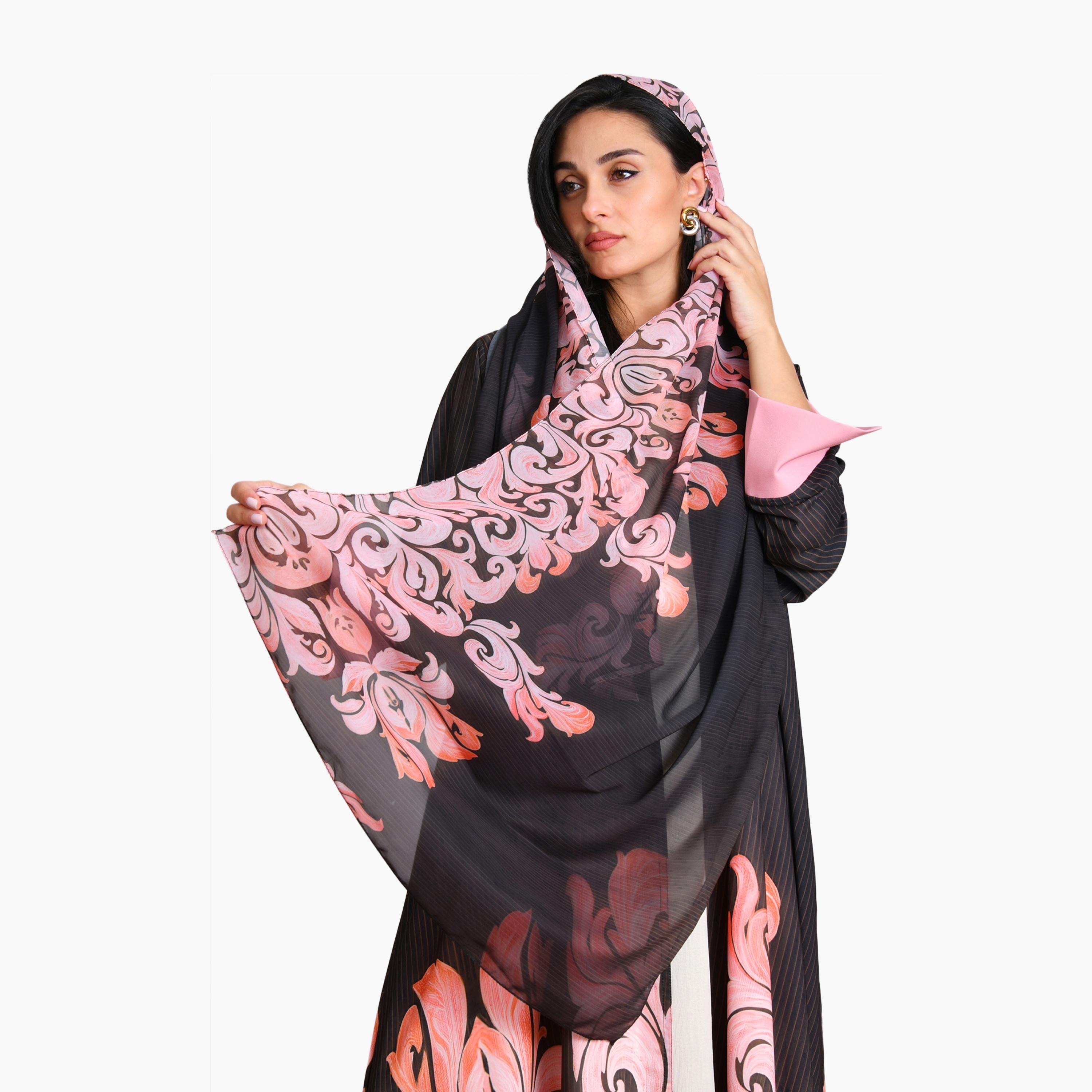 عباية سوداء مخططة ومطبوعة بالباروك من الشيفون للنساء مع حجاب من أويا عباية-women-arabicclothing-abayas-image-3
