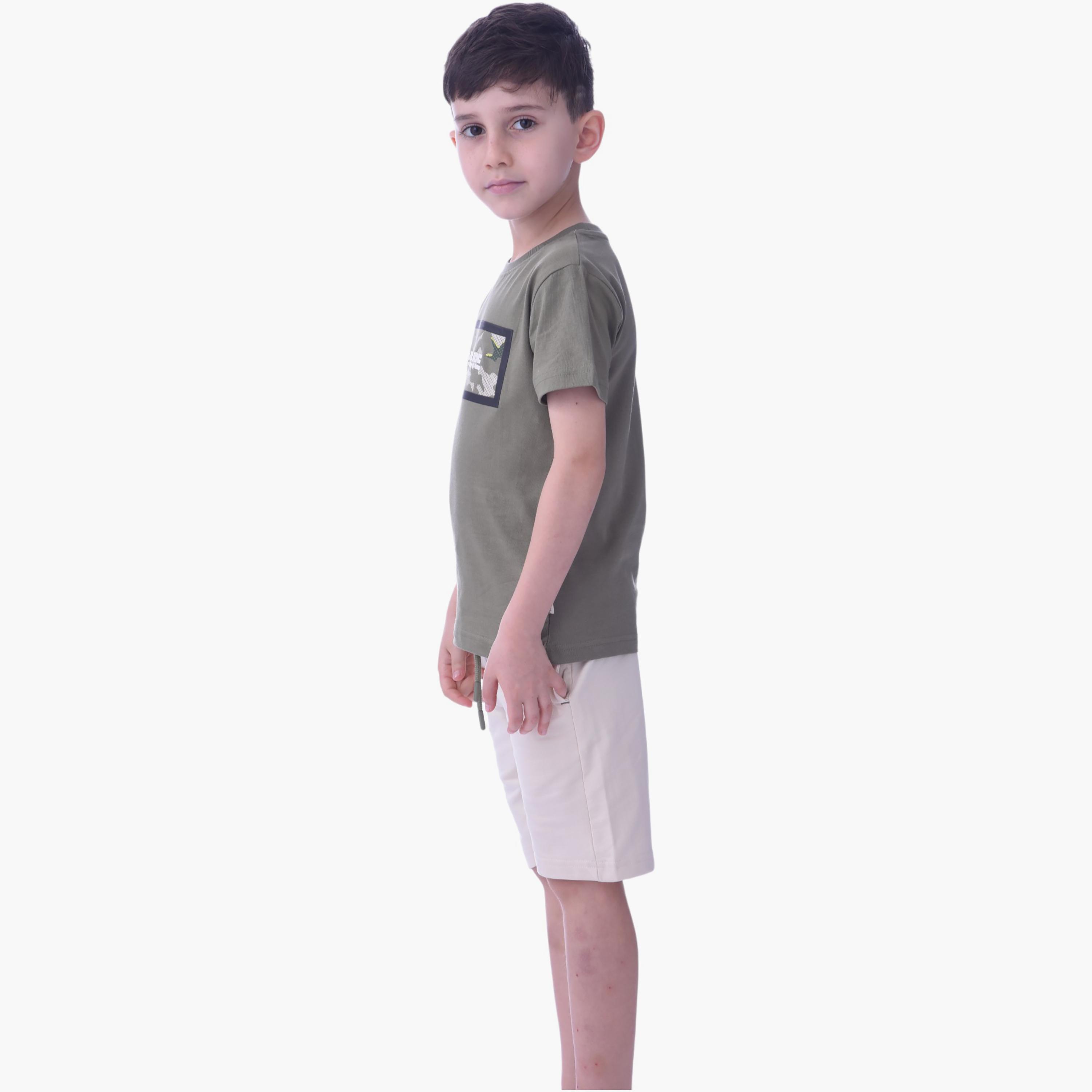 طقم تي شيرت بأكمام قصيرة وشورت بطبعة ادفينتشر من فيكتور اند جين-boys-clothing-setsandcoords-image-3