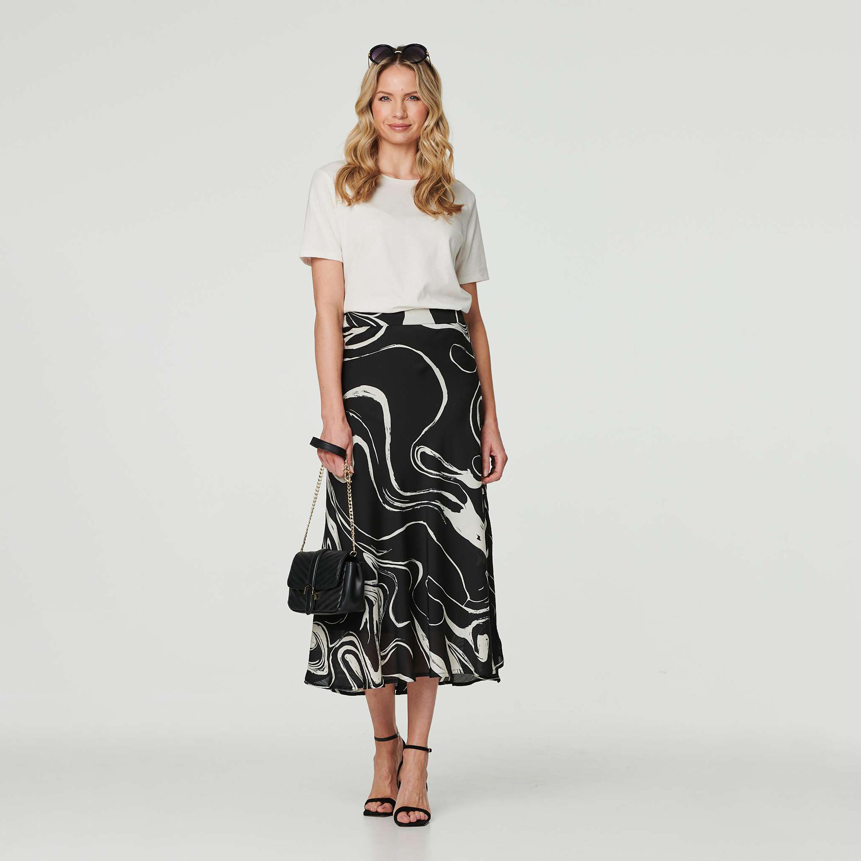 تنورة نسائية قصة "ايه-لاين" بطبعة تجريدية بلون أسود من إيزابيل لندن-women-clothing-bottoms-skirts-image-2