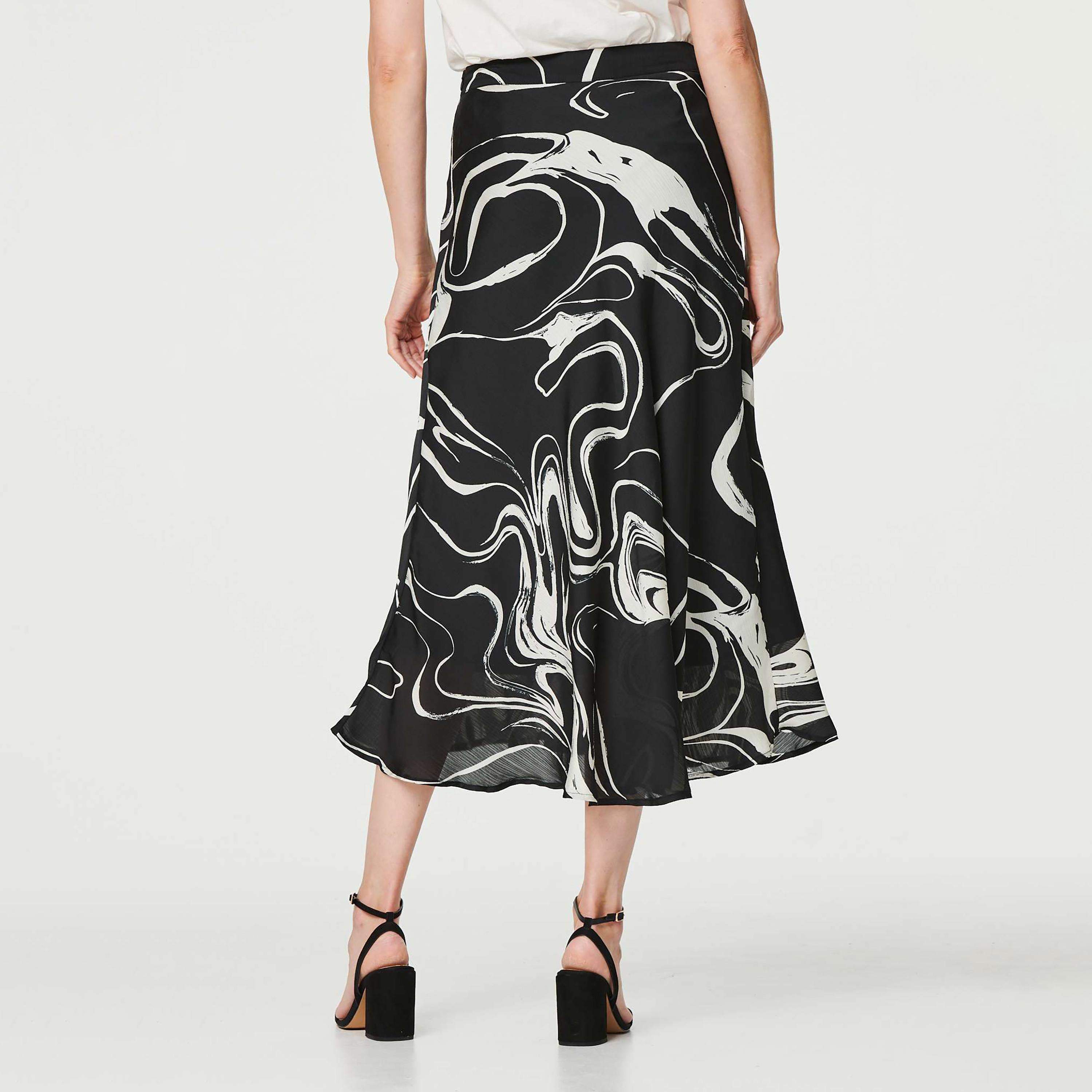 تنورة نسائية قصة "ايه-لاين" بطبعة تجريدية بلون أسود من إيزابيل لندن-women-clothing-bottoms-skirts-image-4