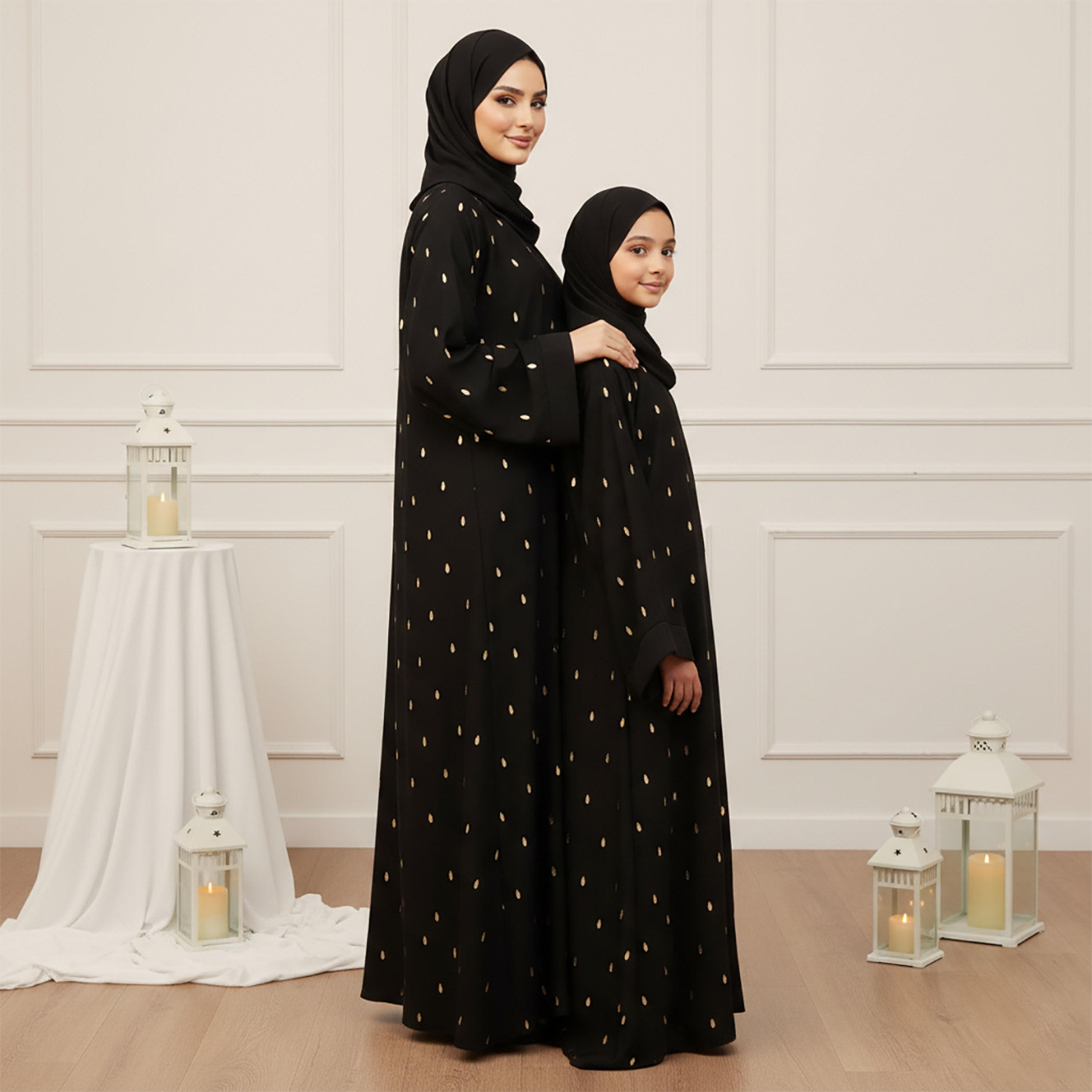 عباية نسائية قماش "ندى" بأكمام "وايد" وتفاصيل "ليس" مع حجاب - أسود من نخبة-girls-arabicclothing-abayas-image-3