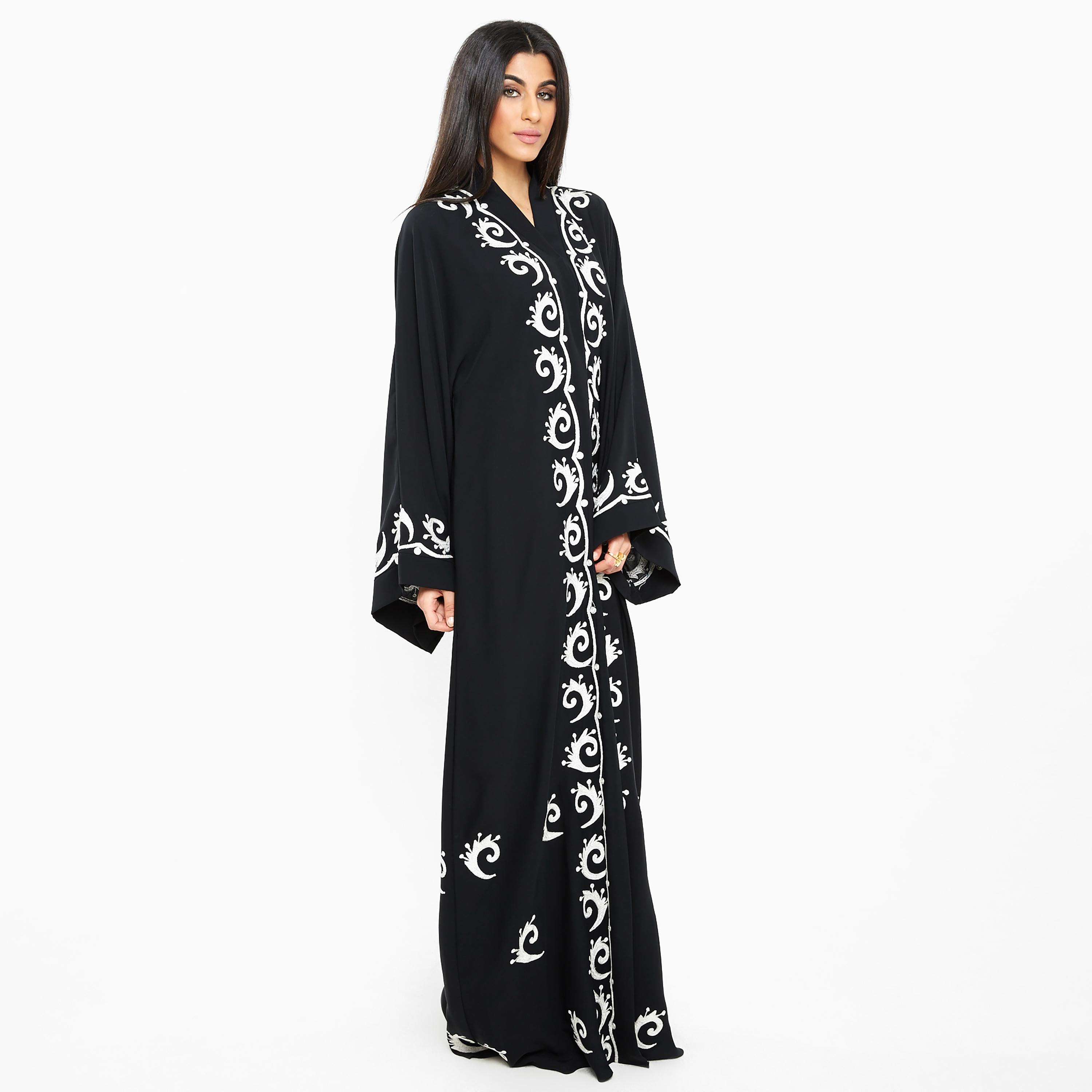 عباية نسائية نيدا سوداء بأكمام واسعة مطرزة ومزخرفة بالحجاب من نخبه-women-arabicclothing-abayas-image-3