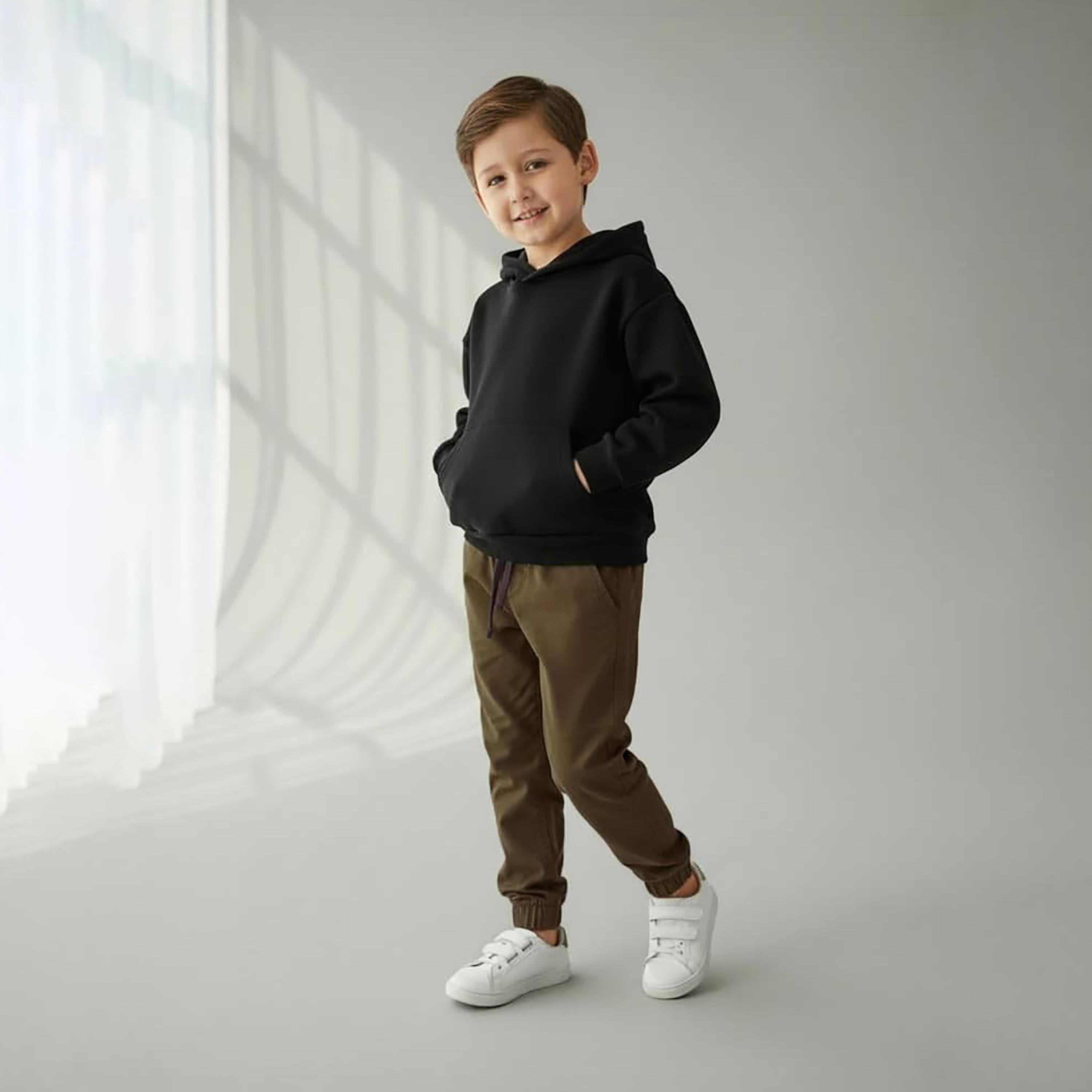 بنطال رياضي (جوغر) سادة بقصة عادية وخصر مطاطي برباط من فيكتور أند جين-boys-clothing-bottoms-joggersandtrackpants-image-4