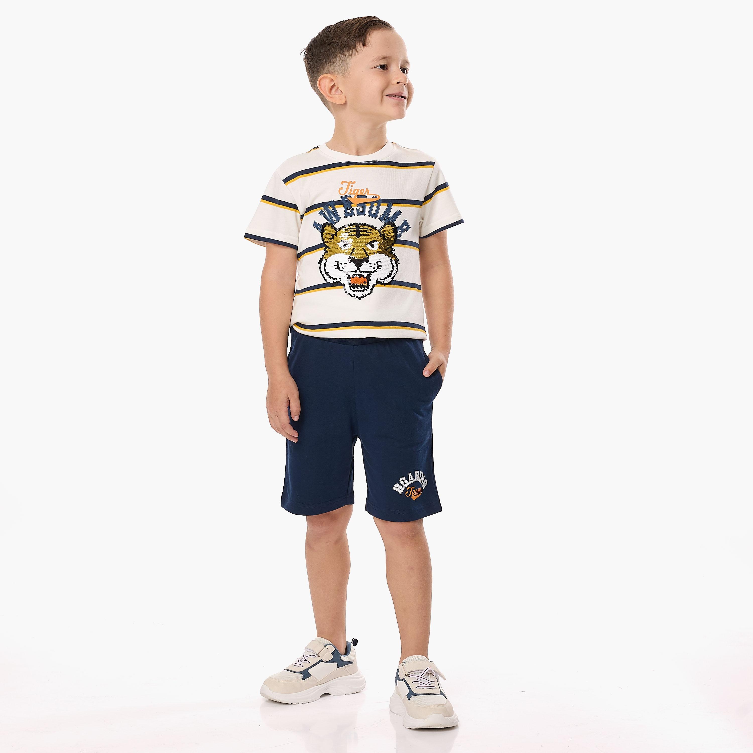 تي شيرت مخطط بأكمام قصيرة مع شورت من قطعتين من فيكتور اند جين-boys-clothing-setsandcoords-image-1